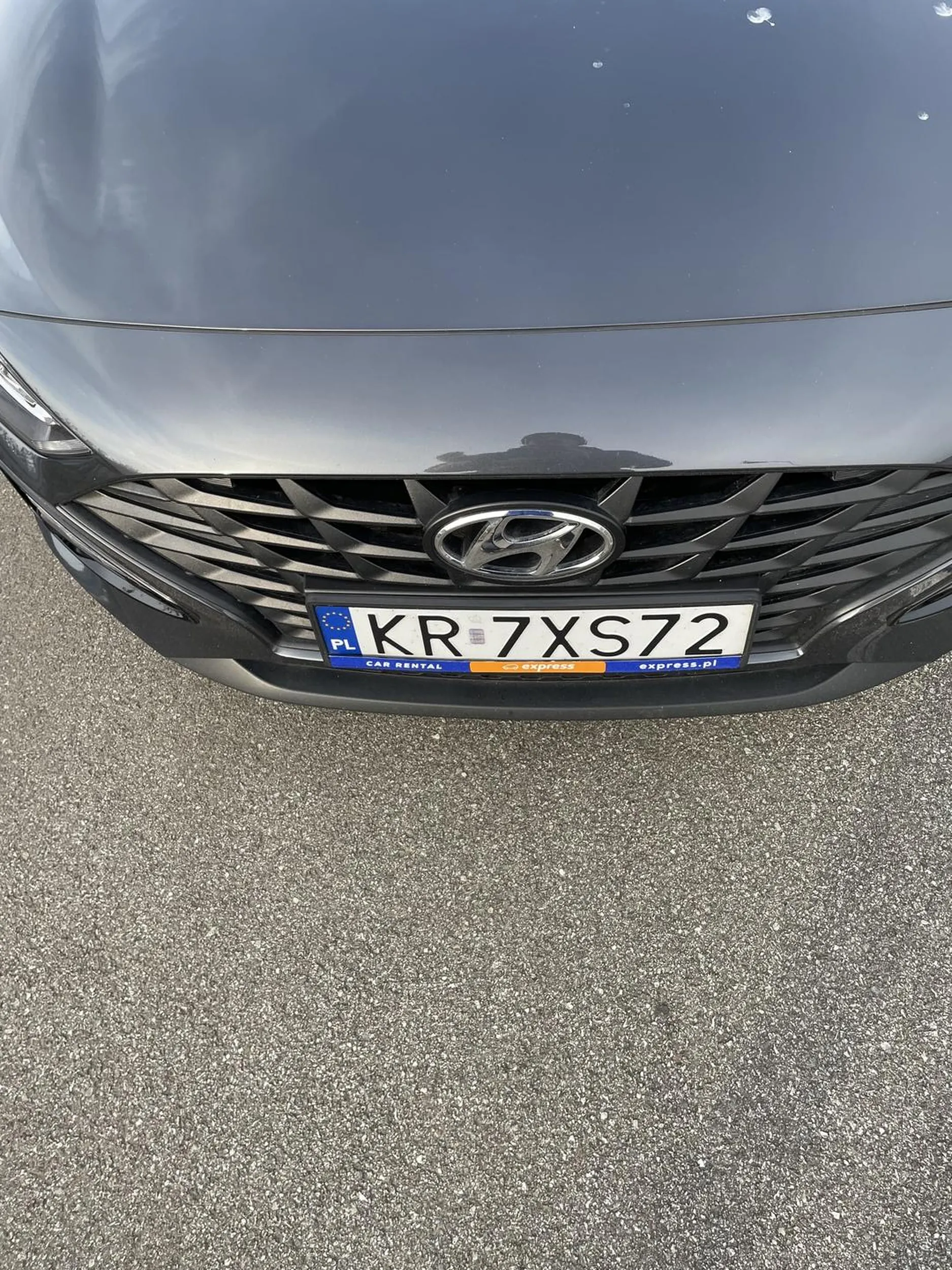 Uwaga kierowca bardzo agresywny i niezrównoważony. Jechał wyasfaltowanym ciągiem pieszo rowerowym na zwrócenie mu uwagi i uniemożliwienie dalszej jazdy zaczął pokazywać palec, wyzywać i dodatkowo wyskoczył z auta i popychał