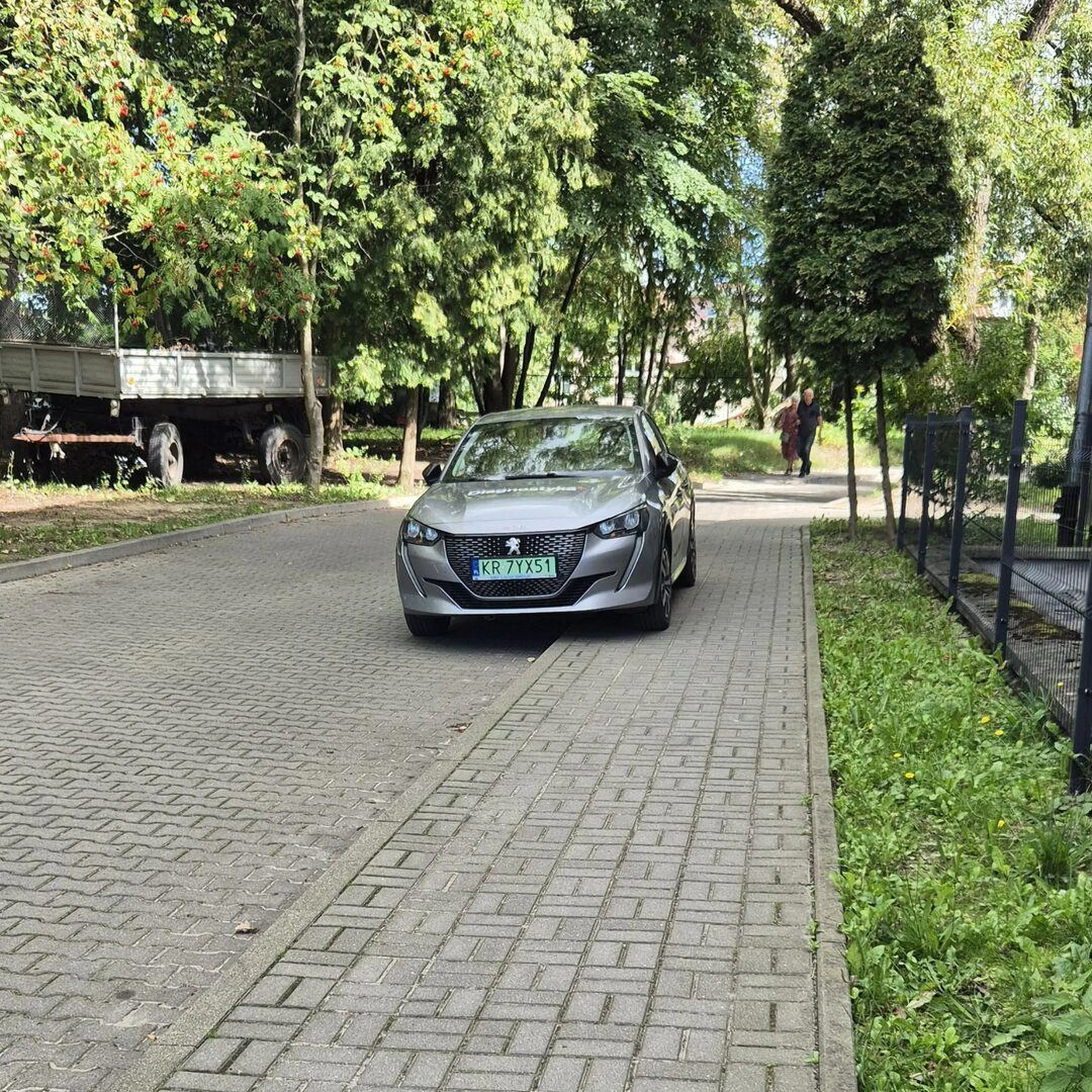 Samochody firmy Diagnostyka Notorycznie Pakują na chodniku przy Przychodni Szpitala Uniwersyteckiego Olsztyn utrudniając przejęcie pieszym i przejazd ludziom na wózkach jak i matkom z dziećmi pomimo, że w okolicy są miejsca parkingowe tylko kierowcom nie chce się chodzić!