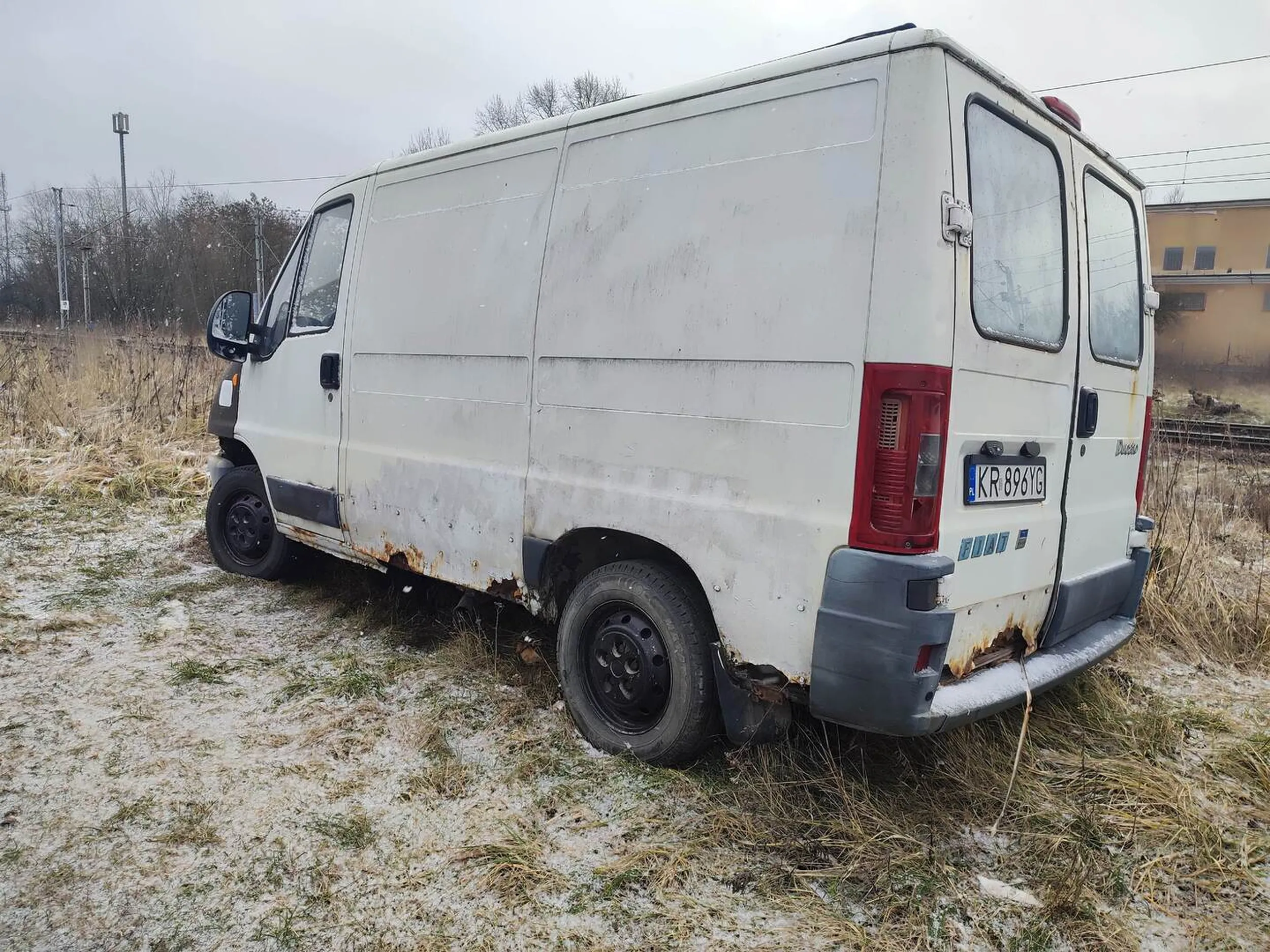 Stary zardzewiały fiat.