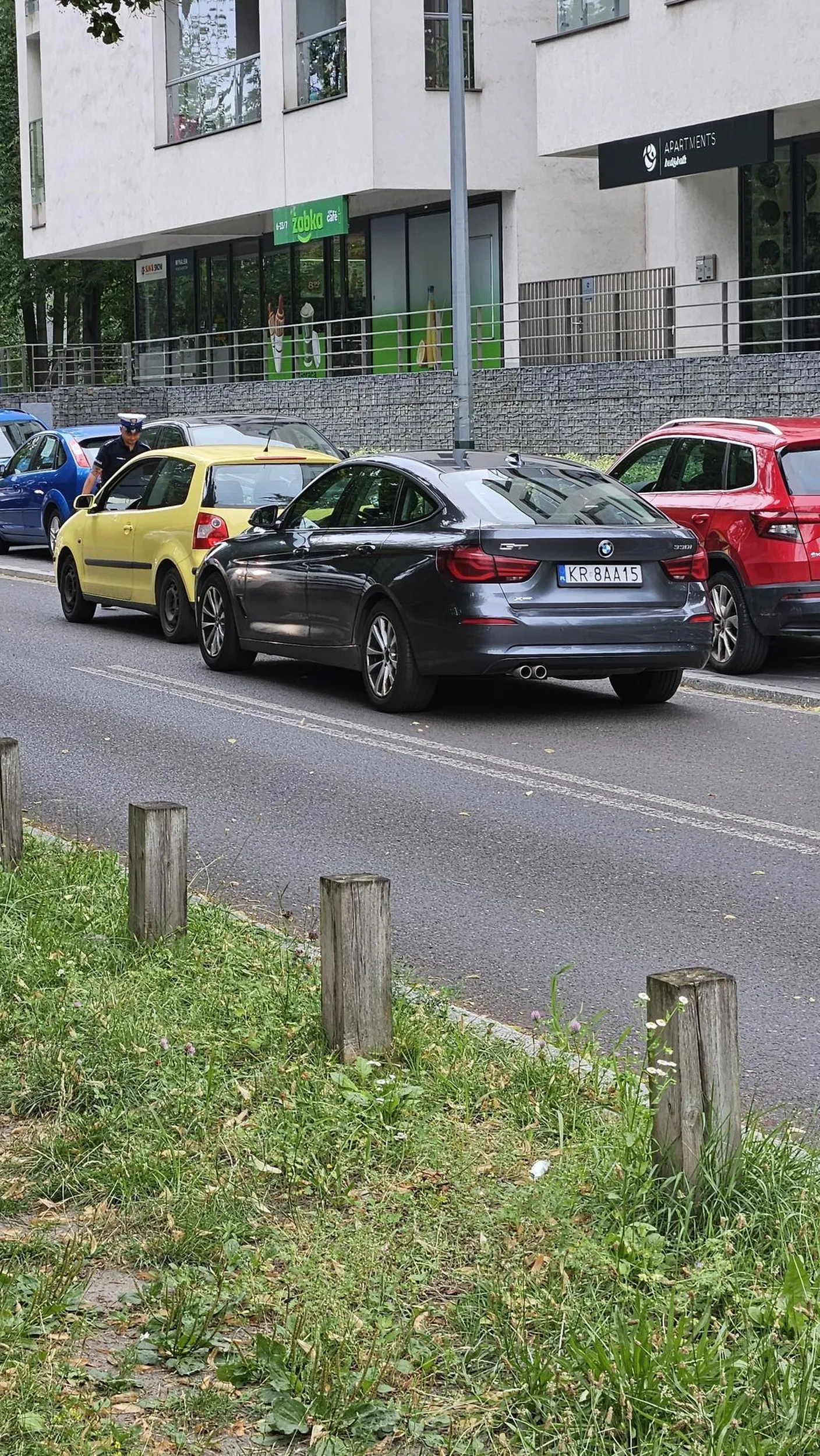 Niezly cwaniak, blokuje droge mimo, ze obok stoi policjant ;) Czy bedac na interwencji nie sa wymagane niebieskie swiatelka? Ktos chyba nie odrobil lekcji z wypadku z udzialem najslynniejszego Seicento w Polsce