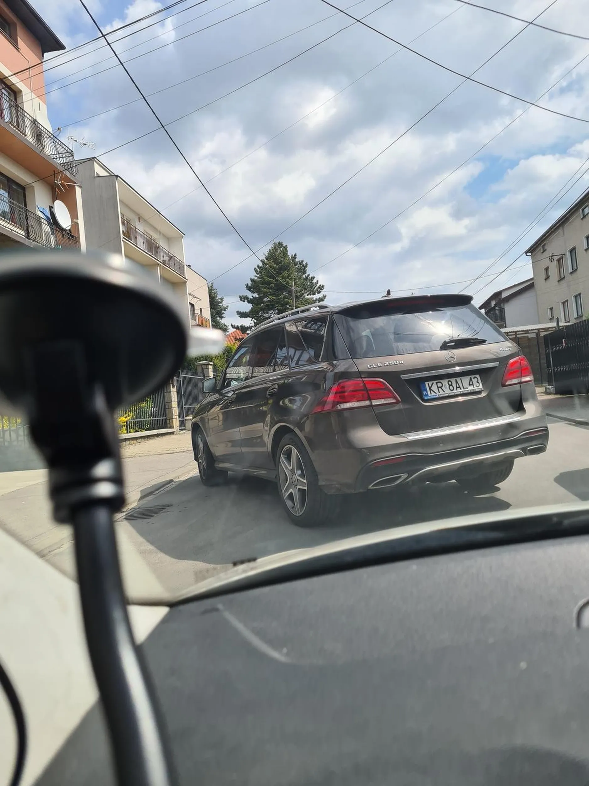 Kierowca cofając wymusza pierwszeństwo