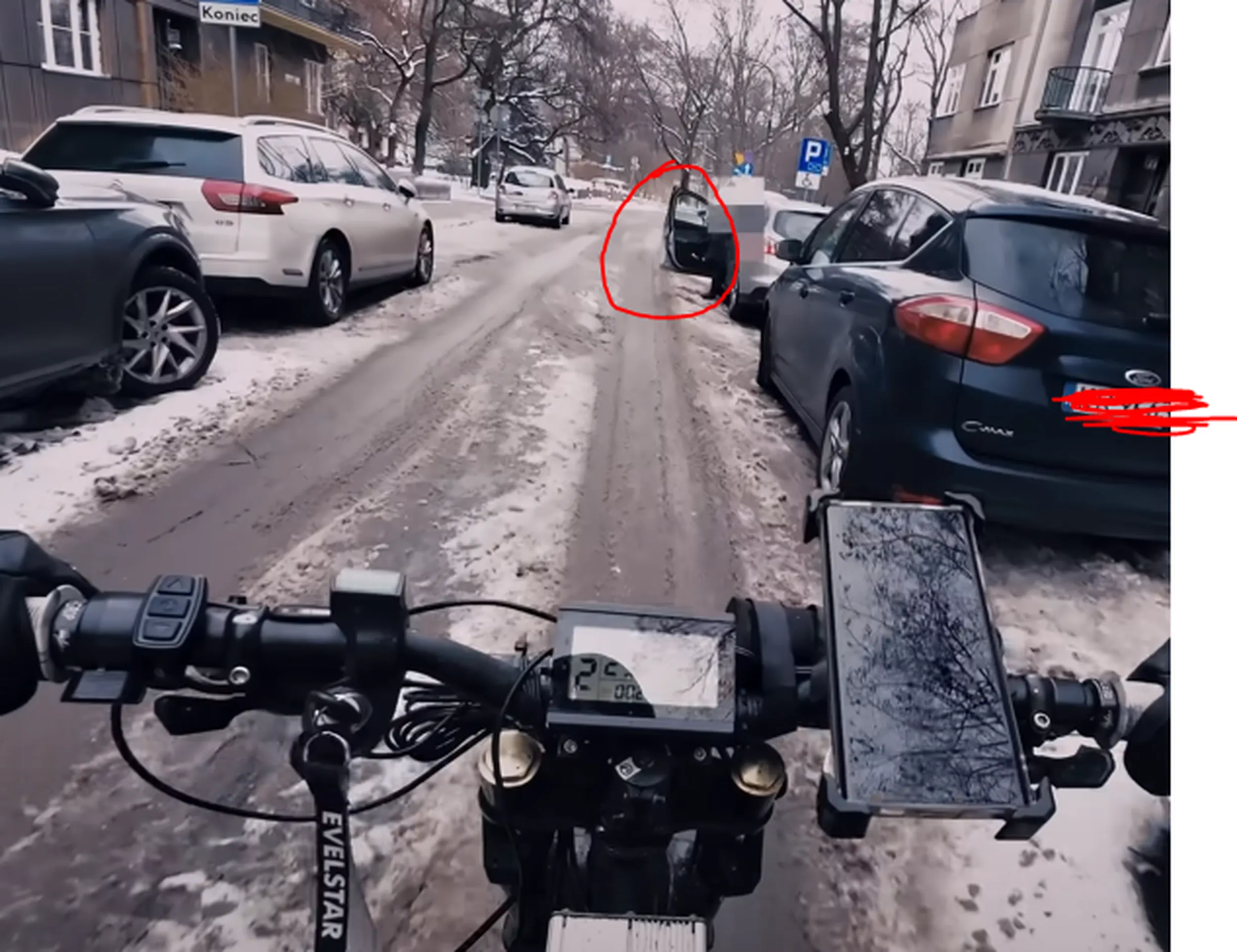 Ignorant otwierajac drzwi prawie zabił rowerzystę!!