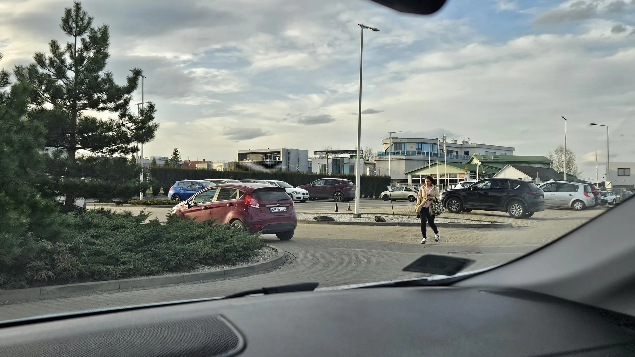 Stanę tak żeby tylko mi pasowało. Co z tego, że miejsca na tyle w koło, że ciężarówką można zaparkować