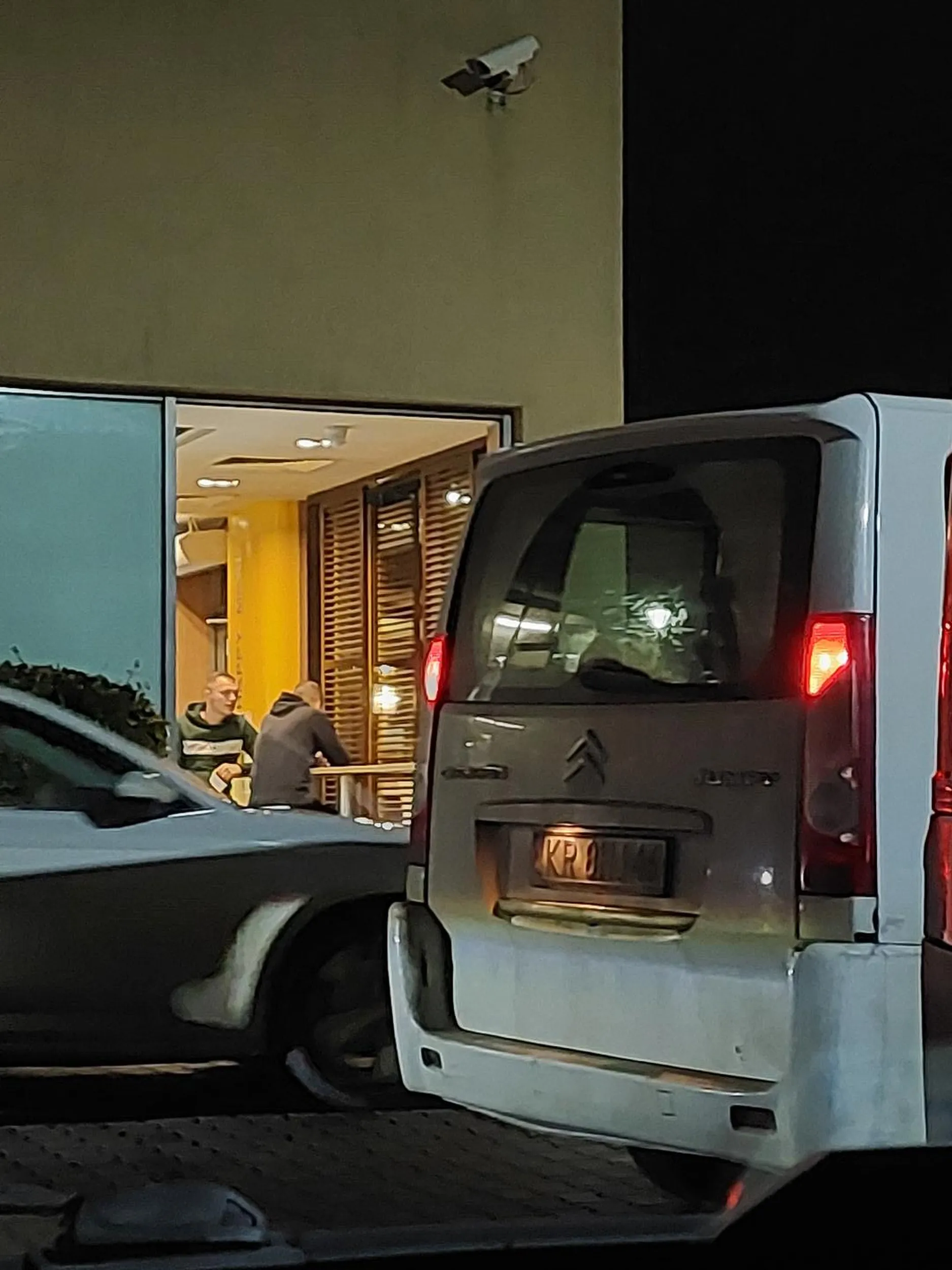 Nie polecam kierowcy, na prawie pustym parkingu parkuje koło mojego auta w taki sposób ze jego żonka nie mogąca doczekać się wizyty w mcd tłucze mi drzwiami po lusterku nastepnie dociska drzwi do moich ( ciężko poprosić męża o przeprarkowanie?) Po zwróceniu uwagi rzuca się z agresją słowną w moim kierunku trzaskając kilkukrotnie moimi drzwiami. I typowe gówniarzu pfff. Mam prawo jazdy jestem kierowcą tak samo jak Ty więc szanować powinniśmy się na równym poziomie a nie rzucać epitetami. W Polsce nikt z głodu jeszcze nie umarł, zdążyłby się Pan najeść i przestawić samochód. Najśmiejszniejsze te grożenie policją które odrazu zniknęło po pytaniu czy ma jeszcze coś do dodania do kamery....