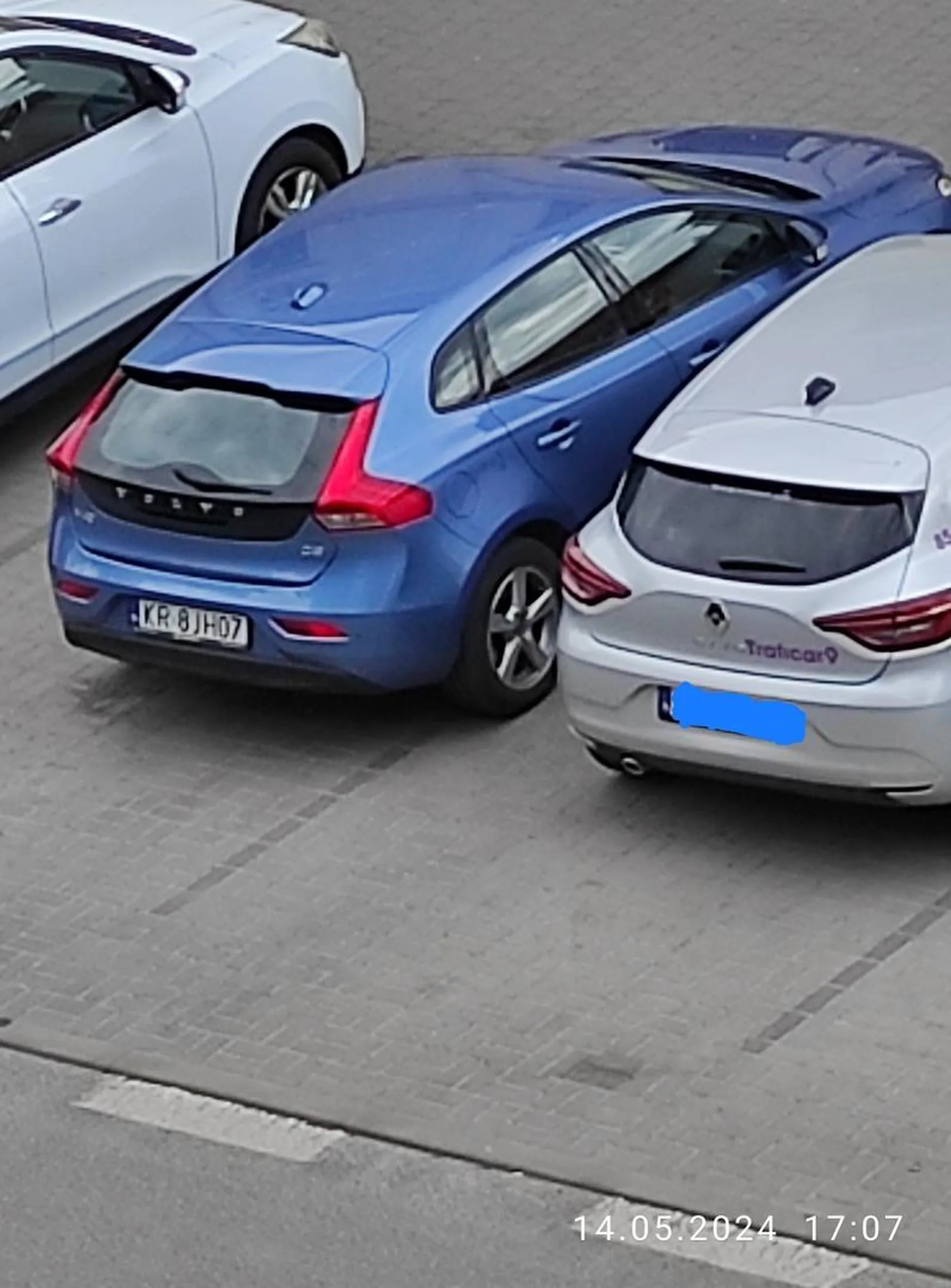 W Lublinie to się parkuje pomiędzy liniami a nie na sąsiednim polu. Masz problemy ze wzrokiem idź do okulisty.