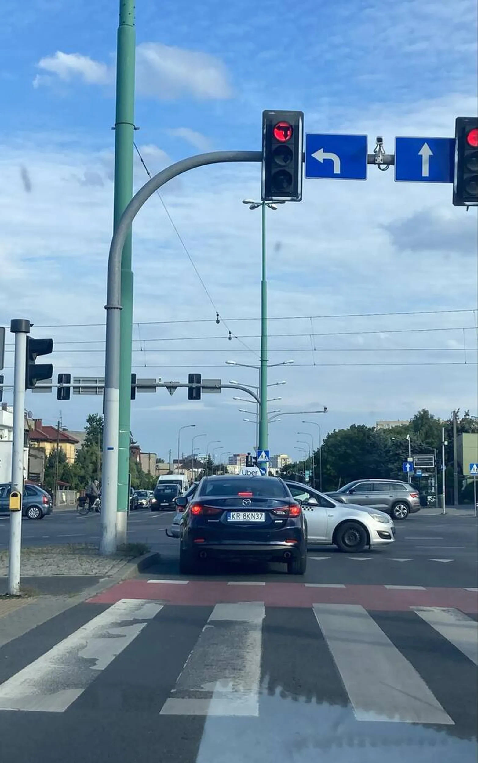 Przejeżdża z pasa do jazdy na wprost na pas do lewoskrętu na czerwonym, a gdyby tego było mało kiedy było zielone stał na środku skrzyżowania i blokował. Sytuacja z Poznania, ul. Bułgarska przy stadionie