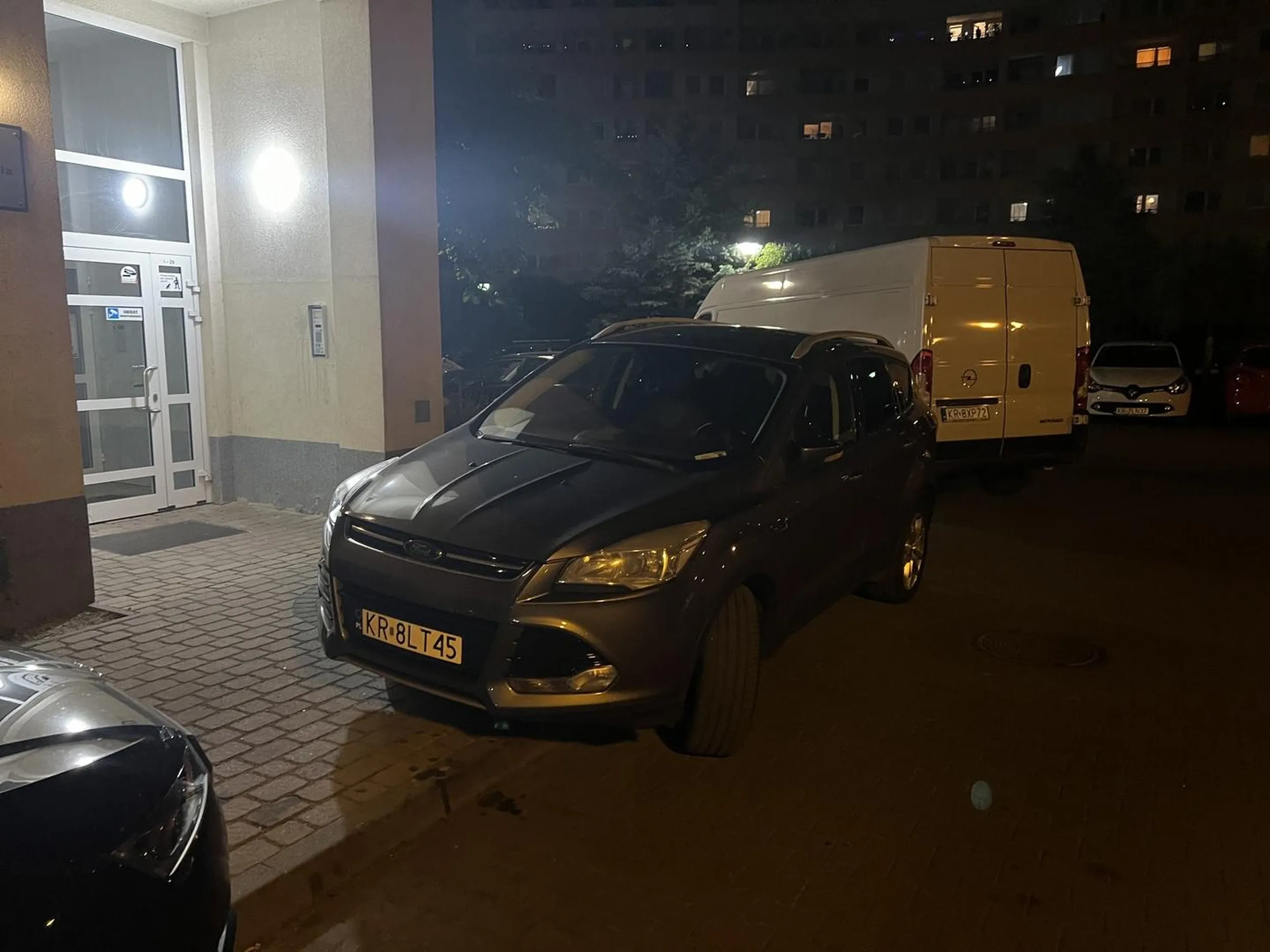 Zjeb parkuje przed klatką i nie płaci alimentów