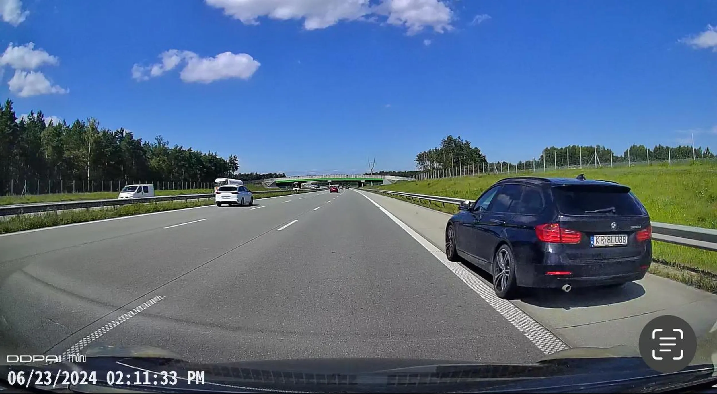 Kolejny idiotyzm wyprzedza pasem awaryjnym z prędkością 200kmh