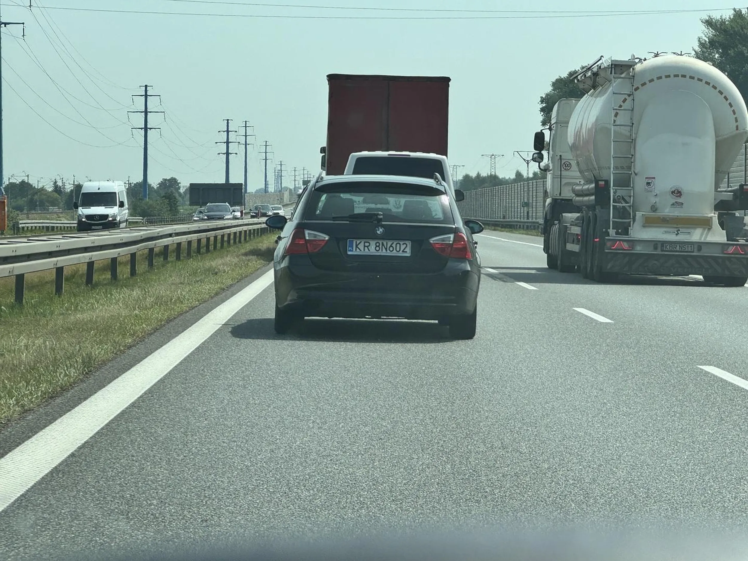 Kierowca ewidentnie prawo jazdy w chipsach znalazł. Zmienia pasy jak wariat. Pare centymetrów zabrakło do zderzenia