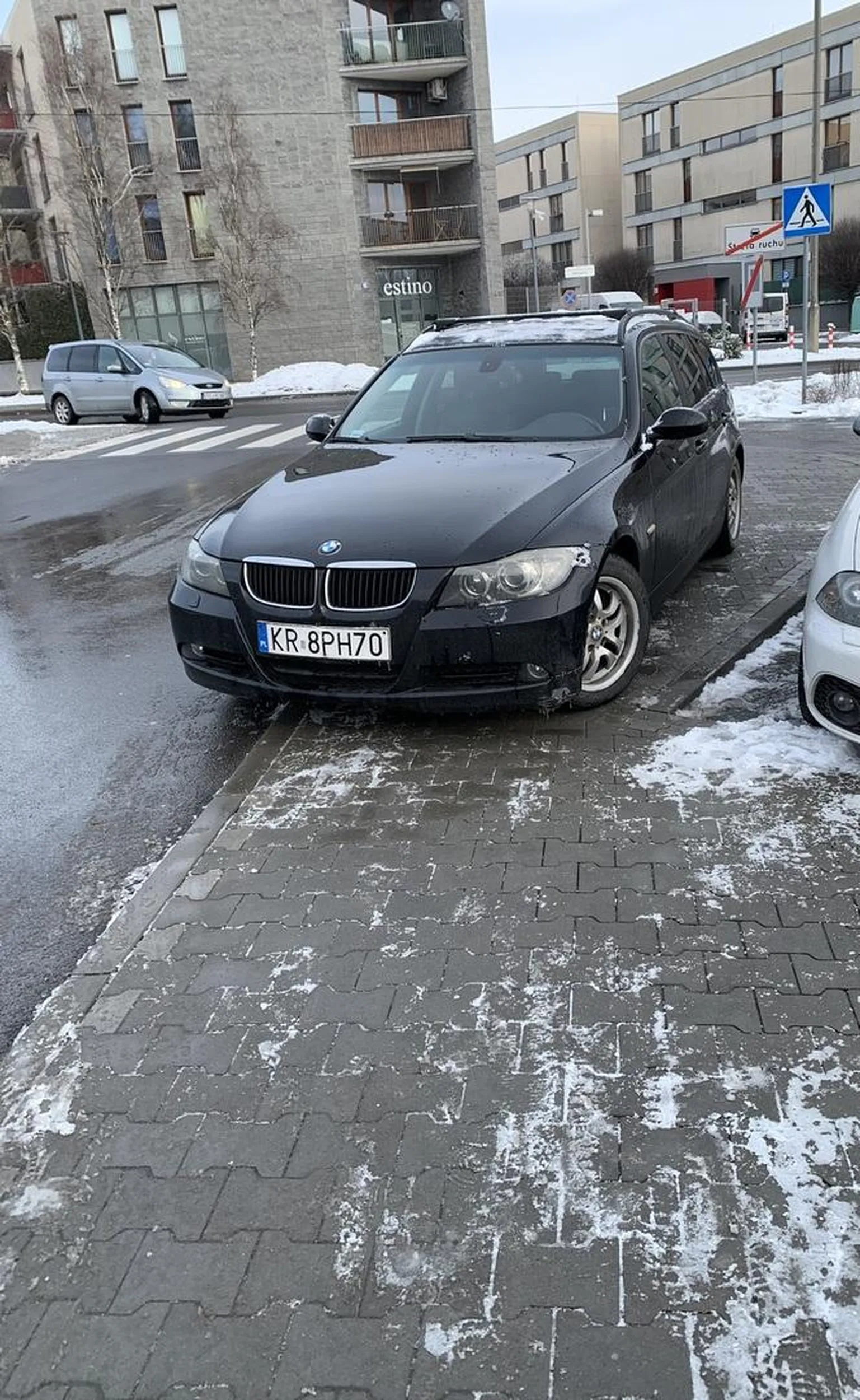 Pół parkingu pod sklepem wolne, ale trzeba stanąć na chodniku, uniemożliwiając całkowicie przejście
