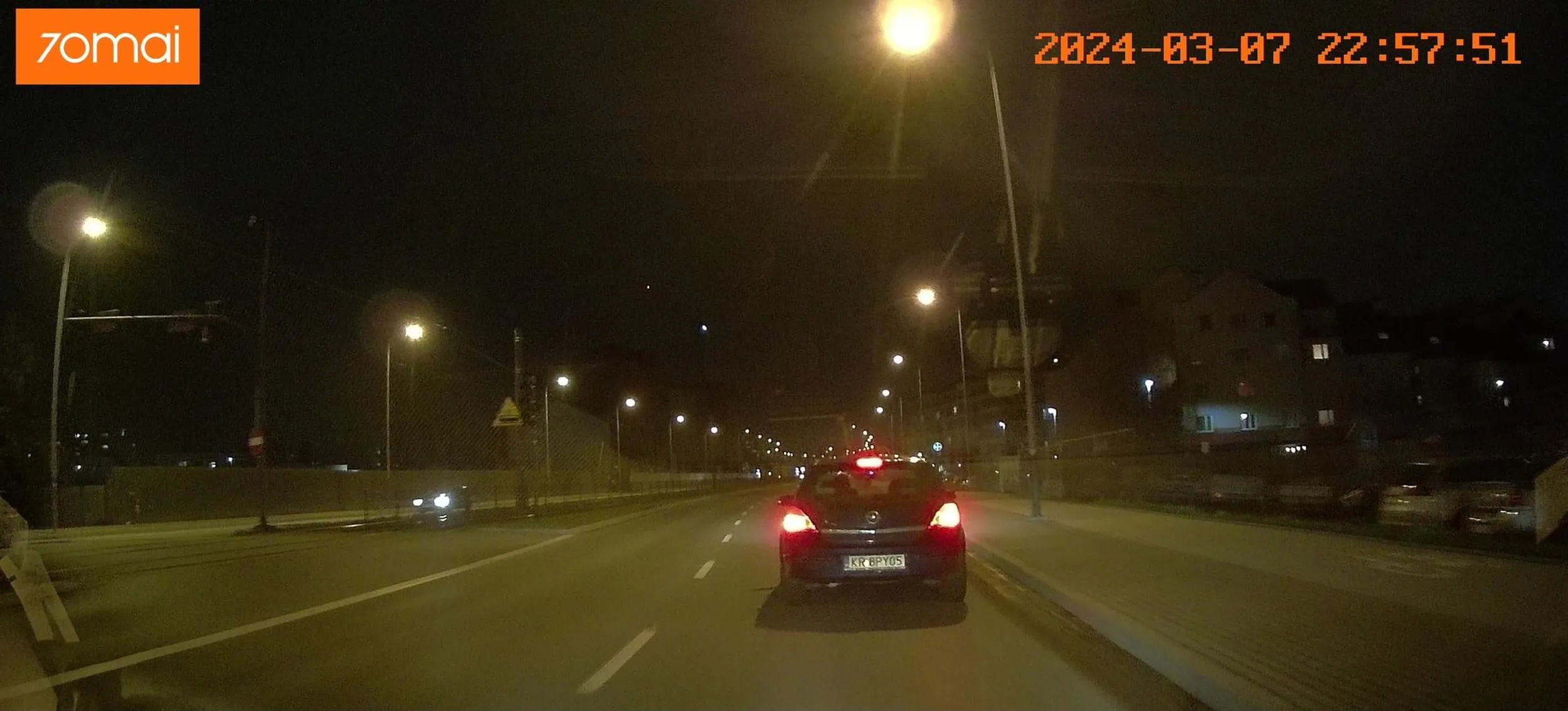 Myśli że jak jest łysym ulanym prosiakiem to mu wolno wymuszać pierwszeństwo a po mrugnięciu długimi ponownie wymuszać ostro hamując. No to mylisz się prosiaczku wszystko się nagrało