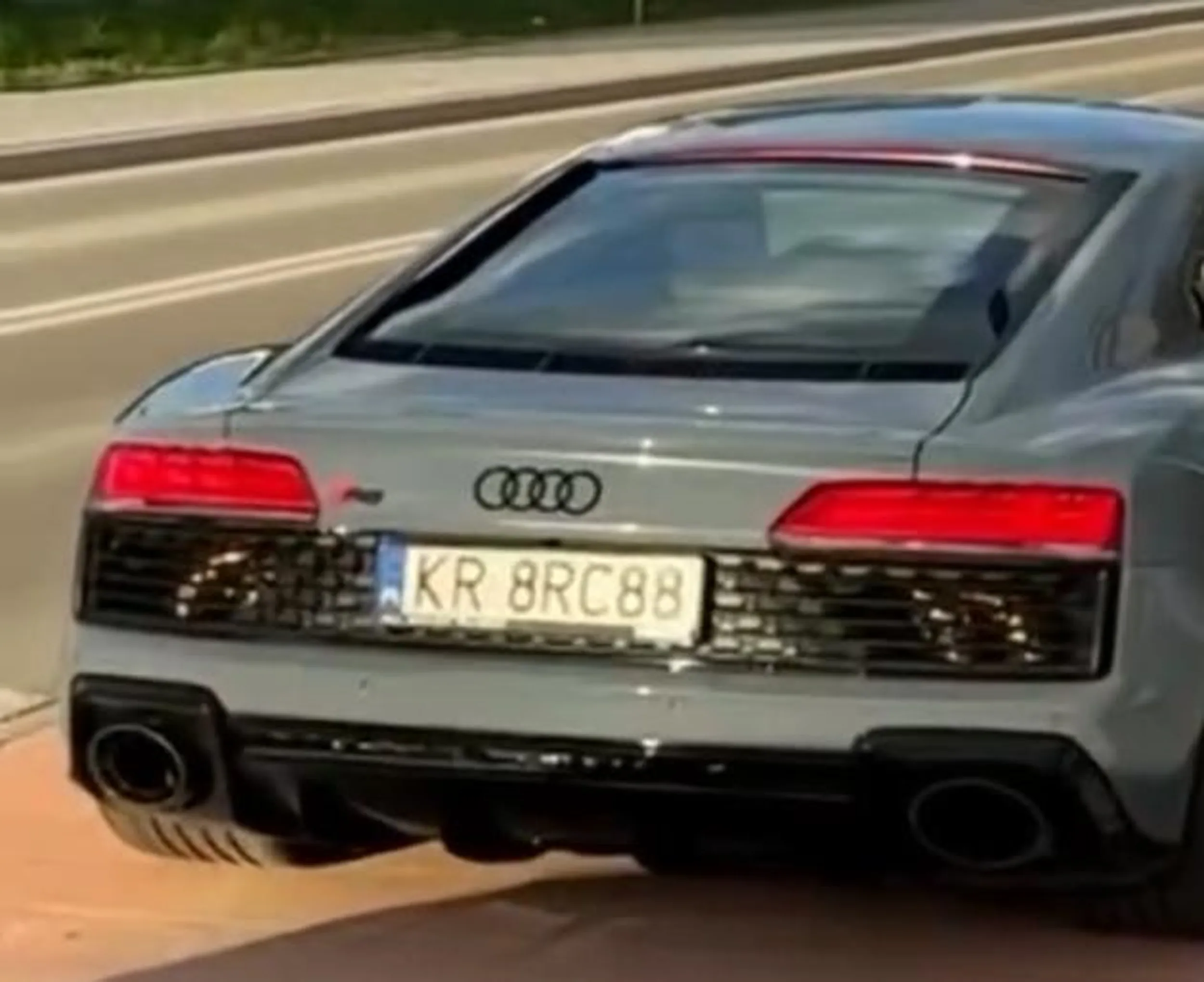 Ten myślał że jest szybszy od camaro i postanowił popełnić przestępstwo jak to się chwali bewnoe zgwałci babcie no chyba że się zdecyduje na wykroczenie Uwaga na idiote myśli że jest szybki