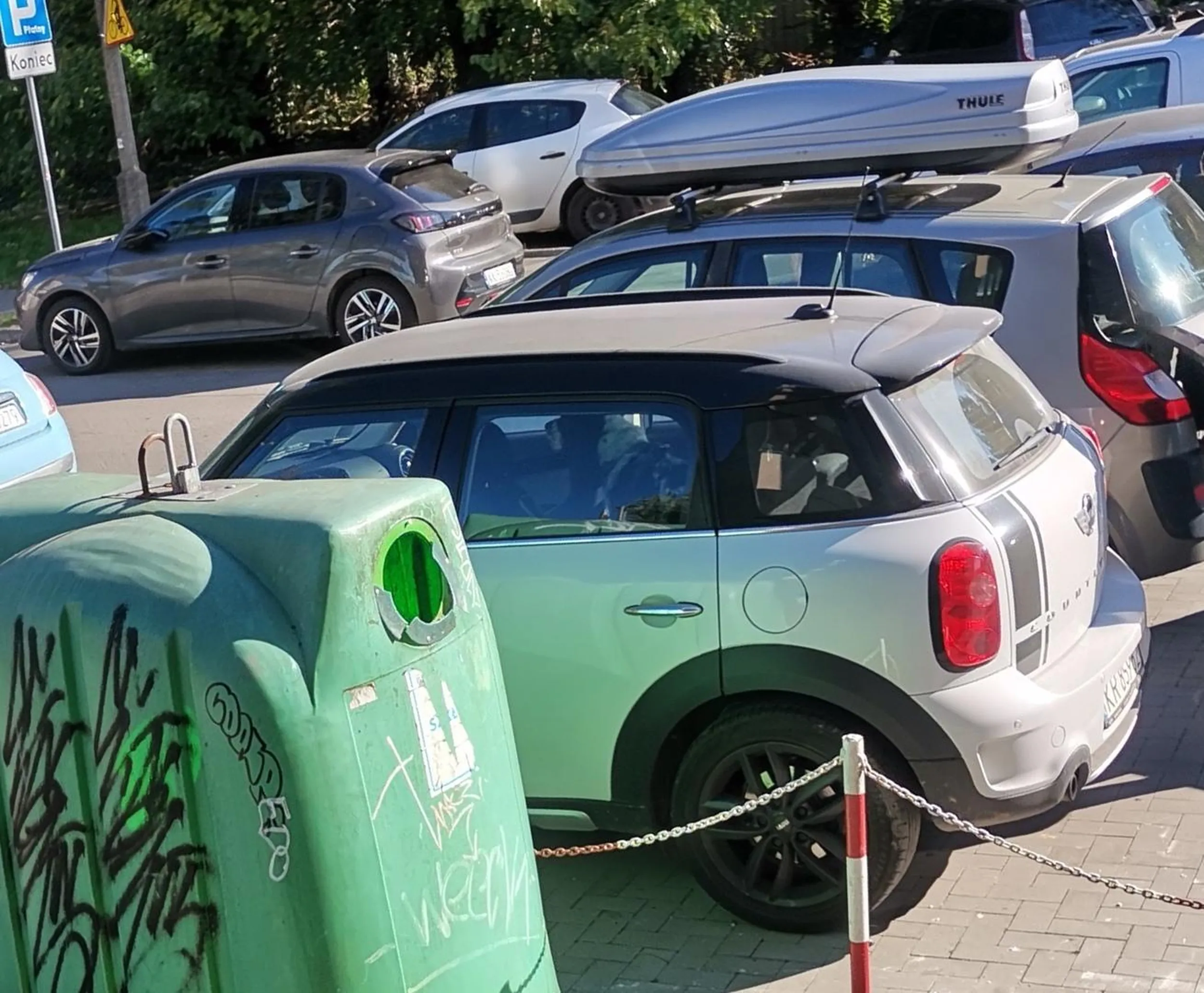 Parkuje na chodniku i blokuje całe przejście.