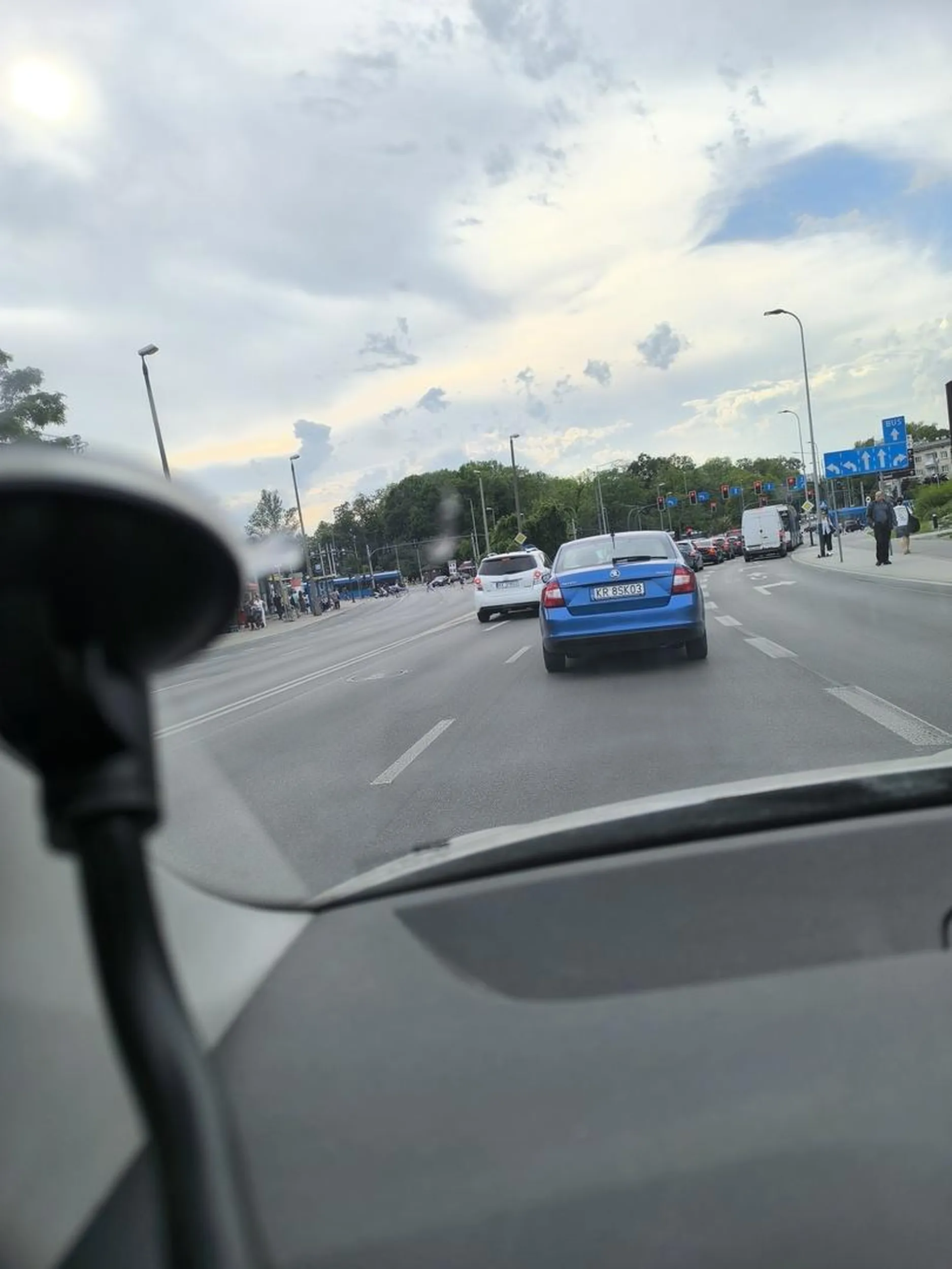 Kierowca zmienia pas ruchu bez kierunkowskazów