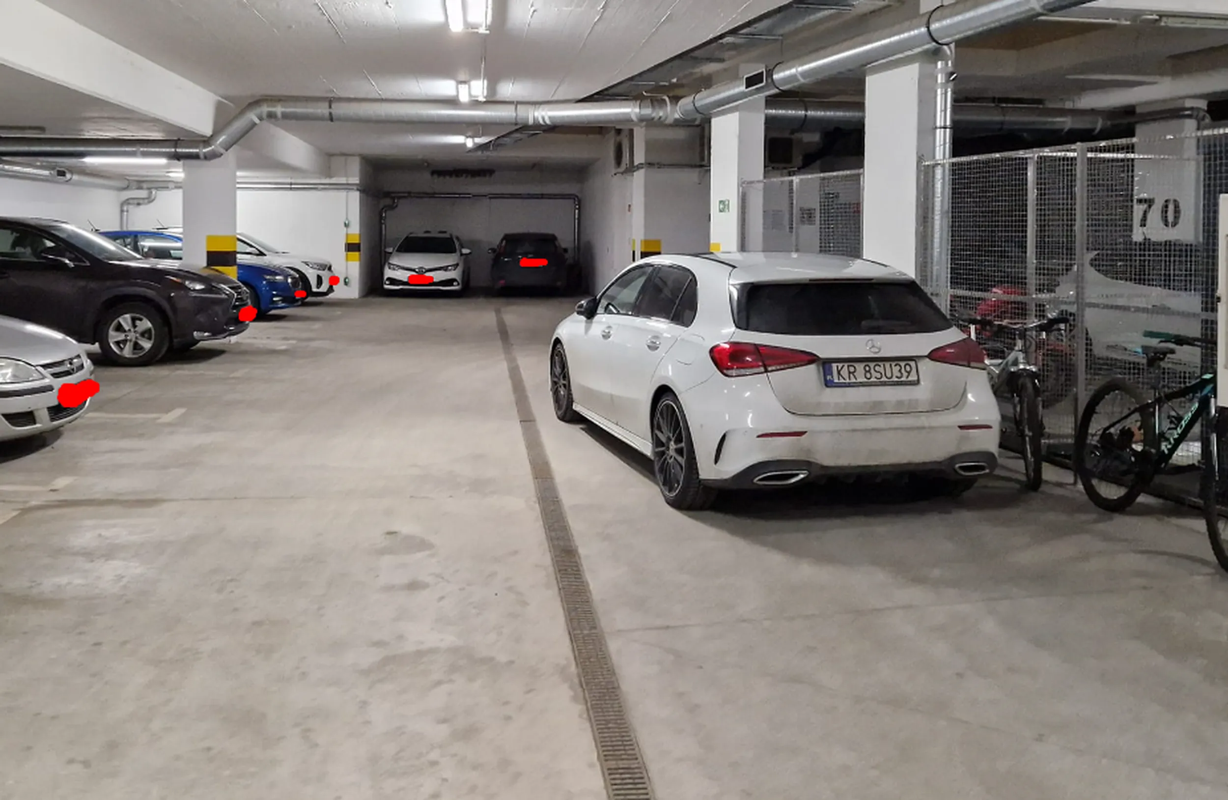 Blokuje wjazd na inne miejsca parkingowe, parkuje poza wyznaczonymi do tego miejscami