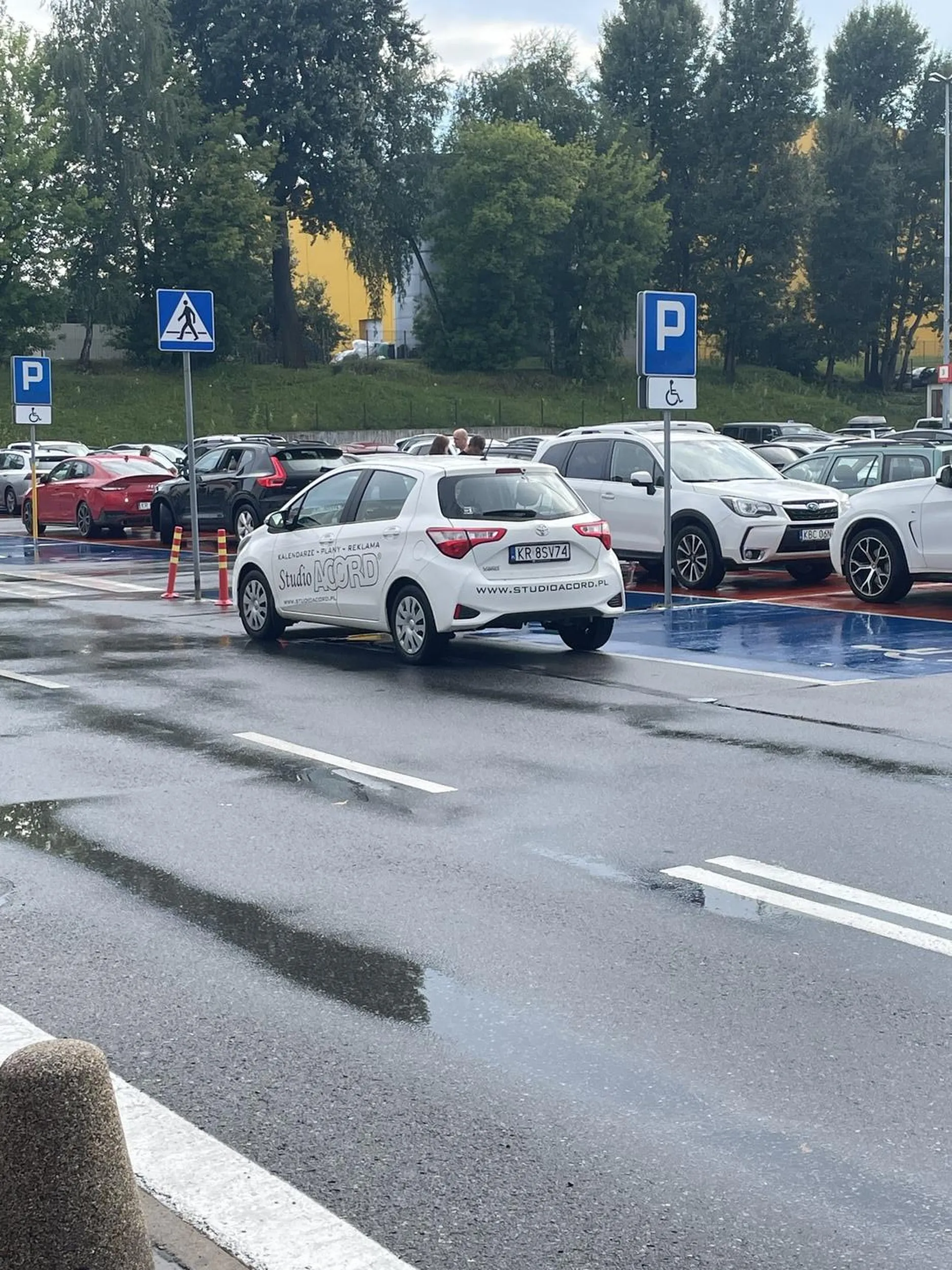 Na parkingu multum miejsc, a auto i tak postawione na drodze…