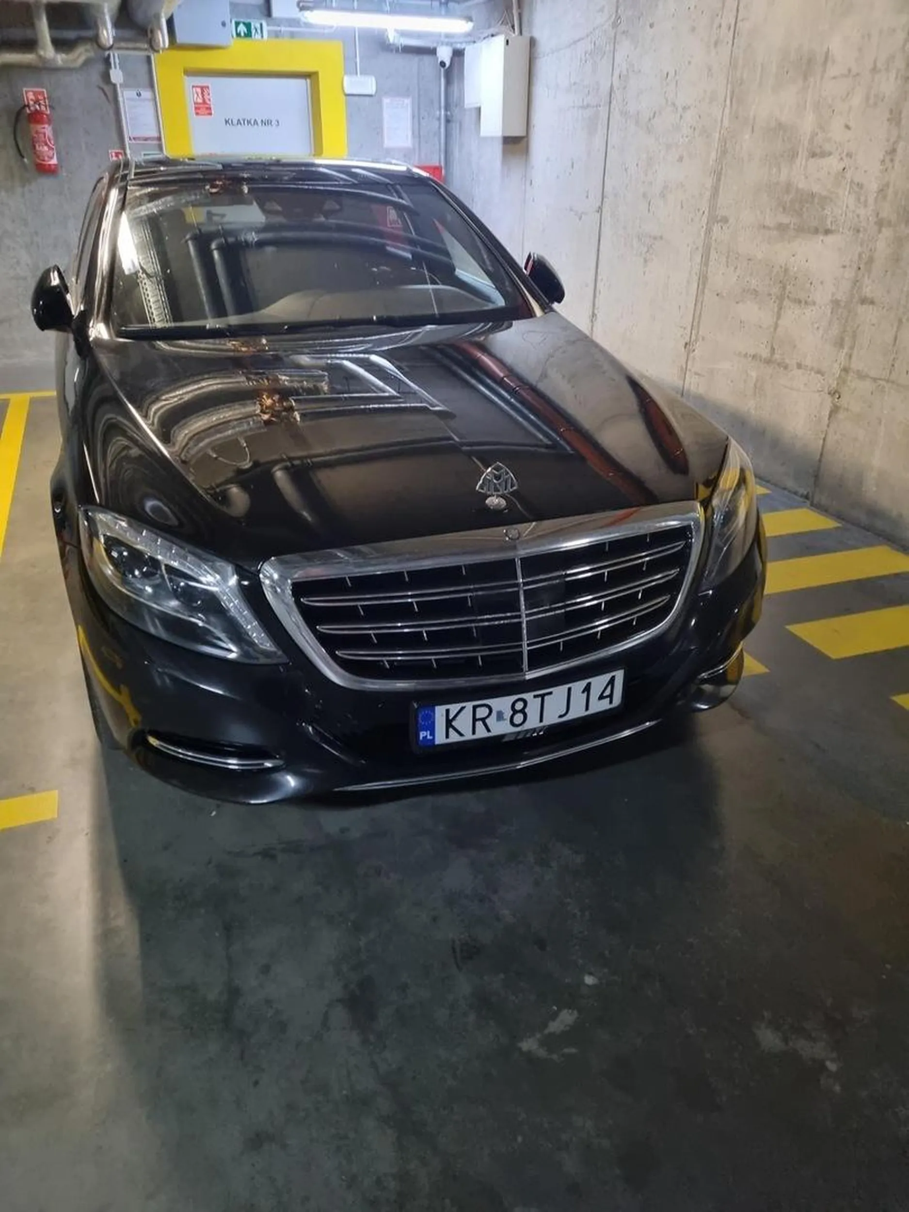 Właściciel tego samochodu notorycznie parkuje na nie swoich miejscach parkingowych. Na prośby czy kartki brak rekacji. Myślę że to odpowiednie miejsce by się tu pojawił. :)