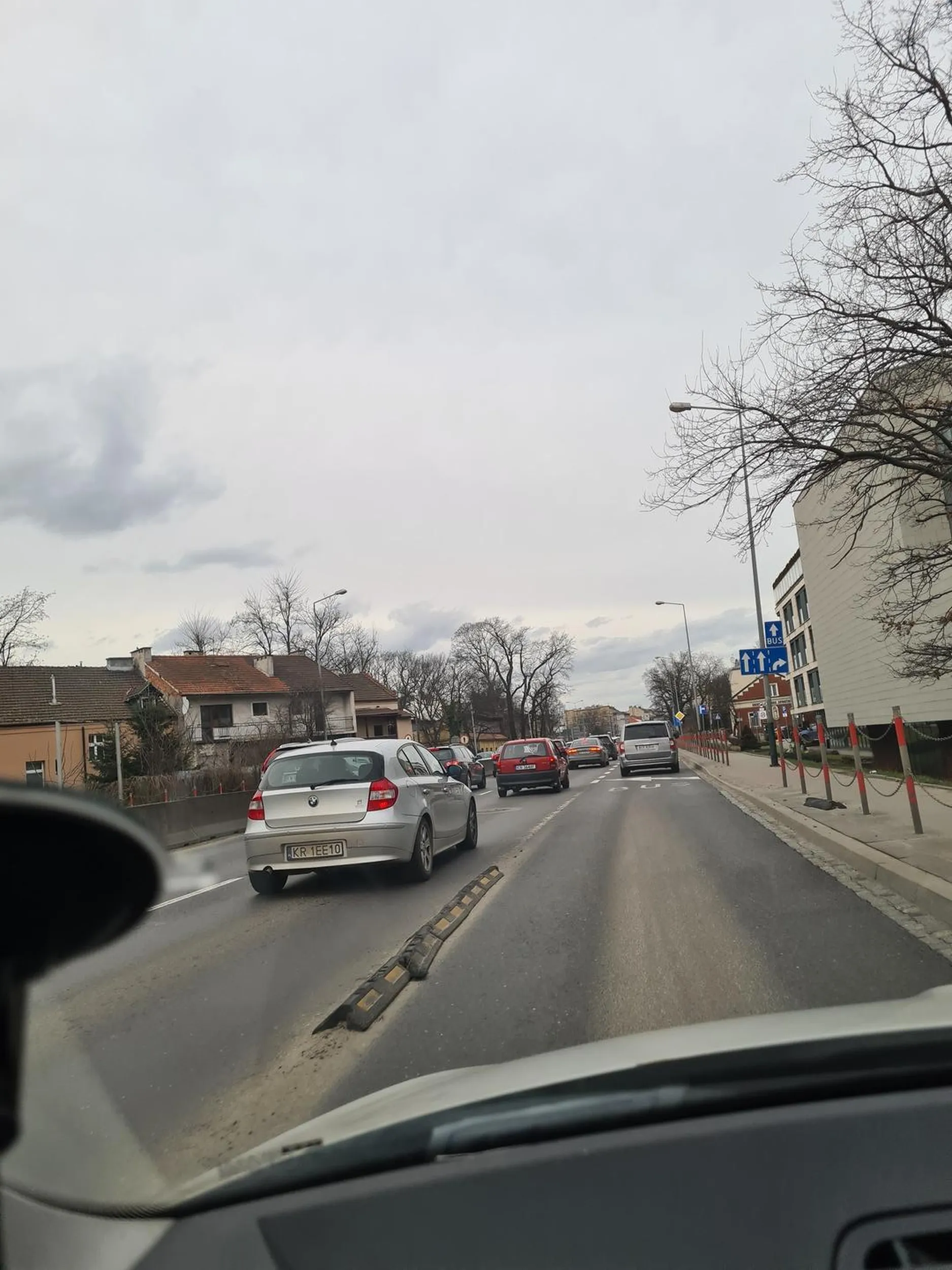 Kierowca jeździ buspasem bezprawnie