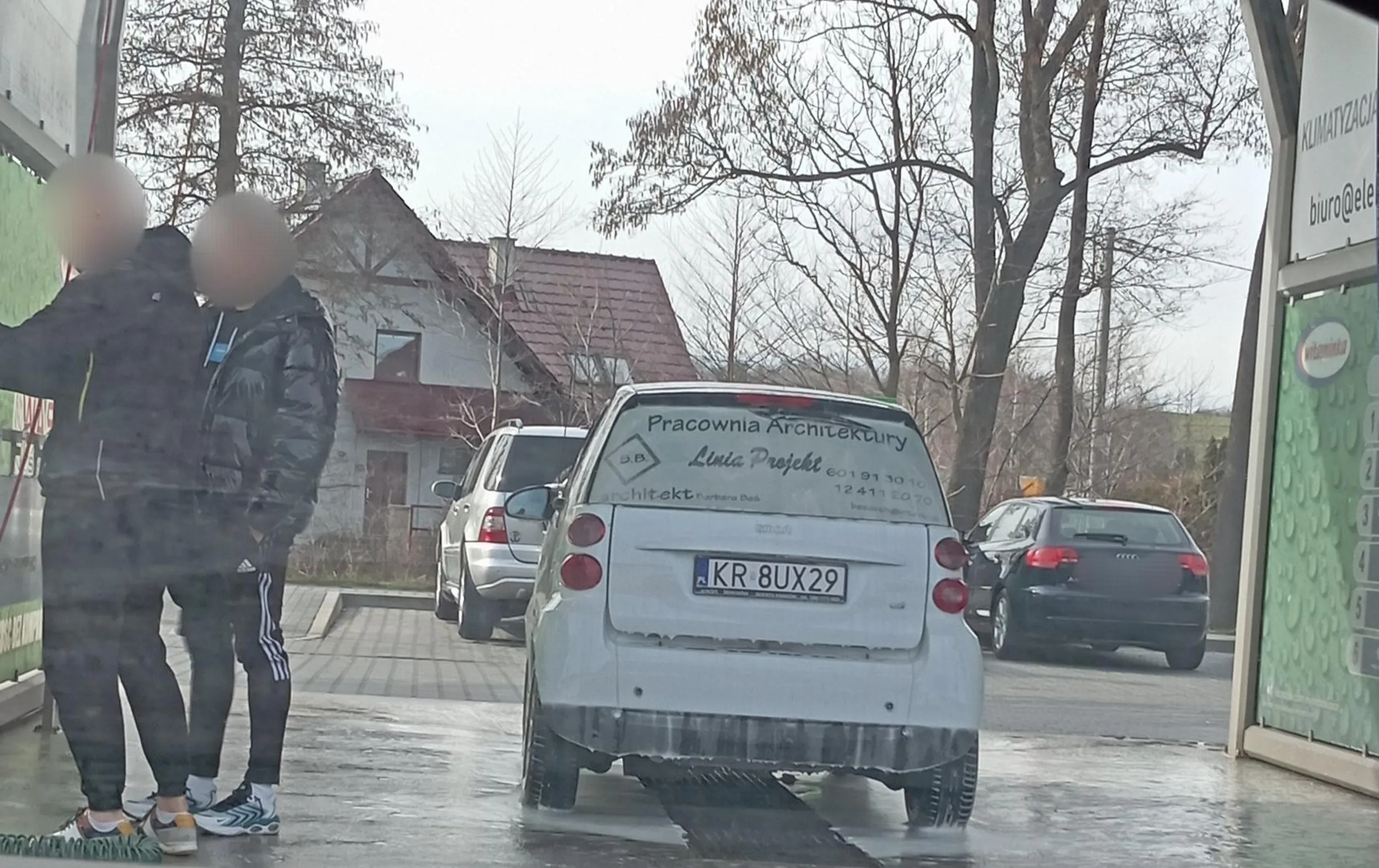 Dwóch pięknych panów, na myjni samochodowej zatrzymuje cały ruch, żeby umyć auto ręcznie swoimi przyborami na zakazie. Po zwróceniu uwagi twierdzą "że mają to w dupie i ich to nie interesuje"