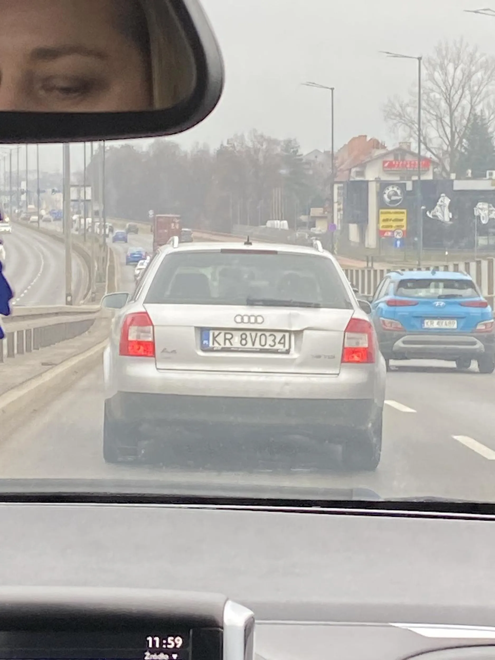 Jędzę w zabudowanym 100Km/h i hamuje przed maską prawie wywoujac wypadek i bezczelnie pokazuje środkowy plec Ps zacznij się ładniej malować
