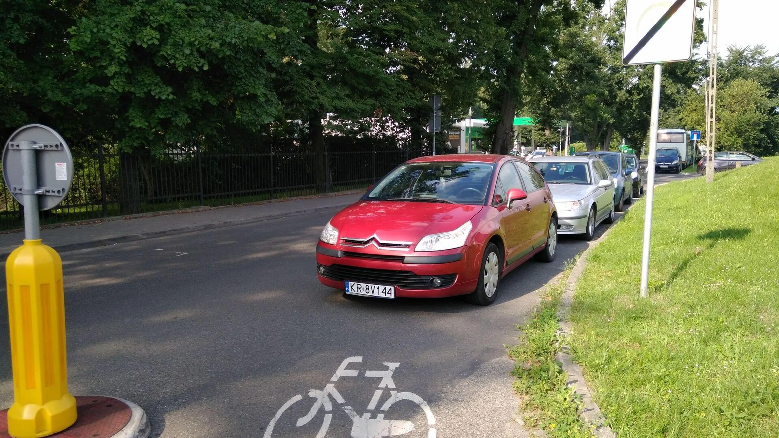 Parkowanie na skrzyżowaniu.