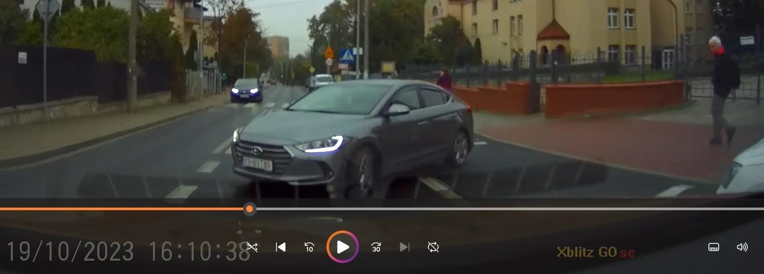 Kierowca wariat, wymusza pierwszeństwo i jeszcze się awanturuje mało brakowało i było by bym. Na tym zrzucie ledwo wyhamował bo tak talent wyjechał.