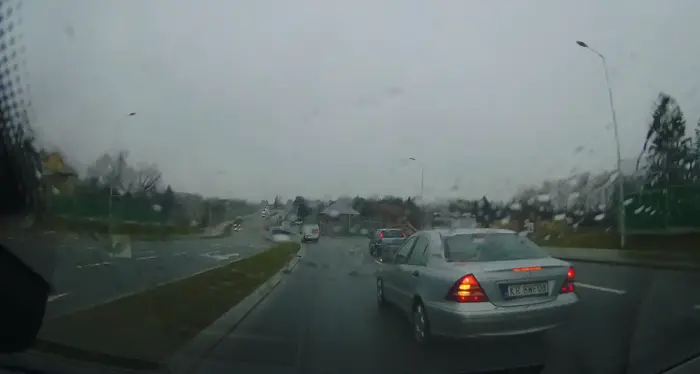 Zaburzony psychicznie robol w starym mercedesie jeździ agresywnie slalomem, zajeżdża drogę, daje po hamulcu przed samą maską, prawo jazdy mógłby tracić co paręset metrów.