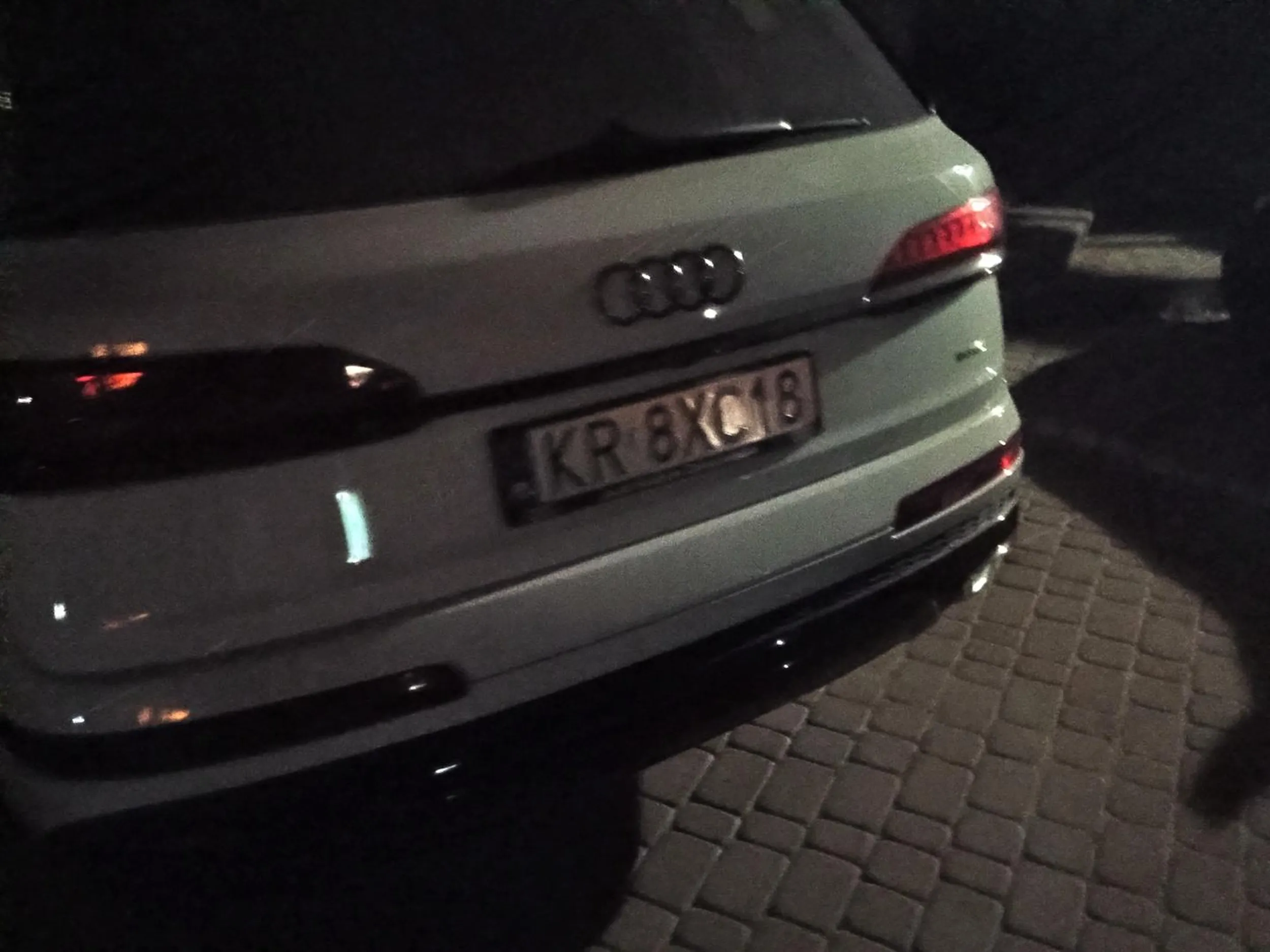 Pacan na krakowskich. Kierowca świadczy o marce i odwrotnie... Przyjechał na urlop i nie potrafi się biedaczyna odnaleźć. Gdzie stanie tam parkuje, drugi dzień z rzędu w miejscu, które nie jest parkingowym (za każdym razem w innym miejscu)