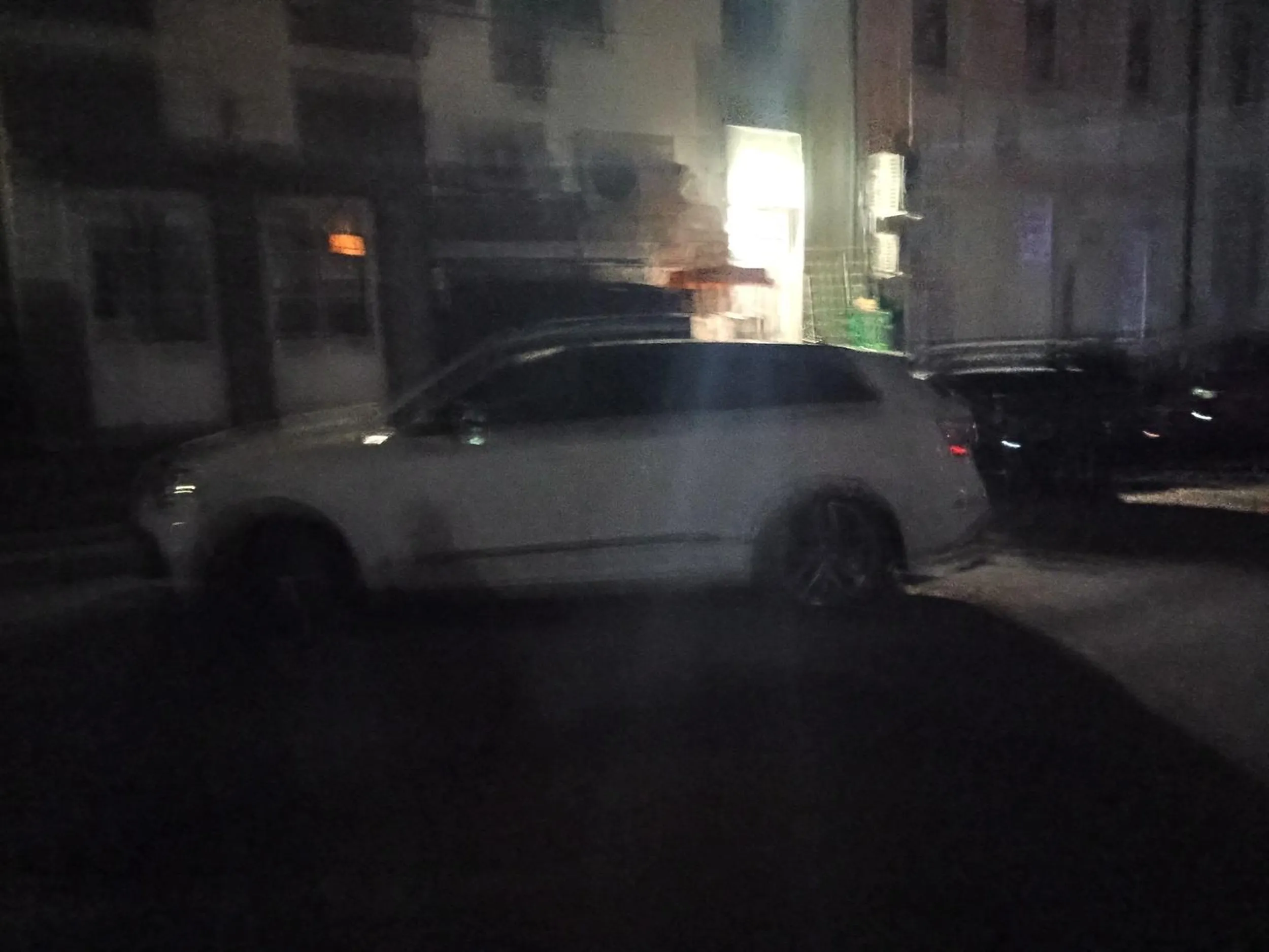 Pacan na krakowskich. Kierowca świadczy o marce i odwrotnie... Przyjechał na urlop i nie potrafi się biedaczyna odnaleźć. Gdzie stanie tam parkuje, drugi dzień z rzędu w miejscu, które nie jest parkingowym (za każdym razem w innym miejscu)