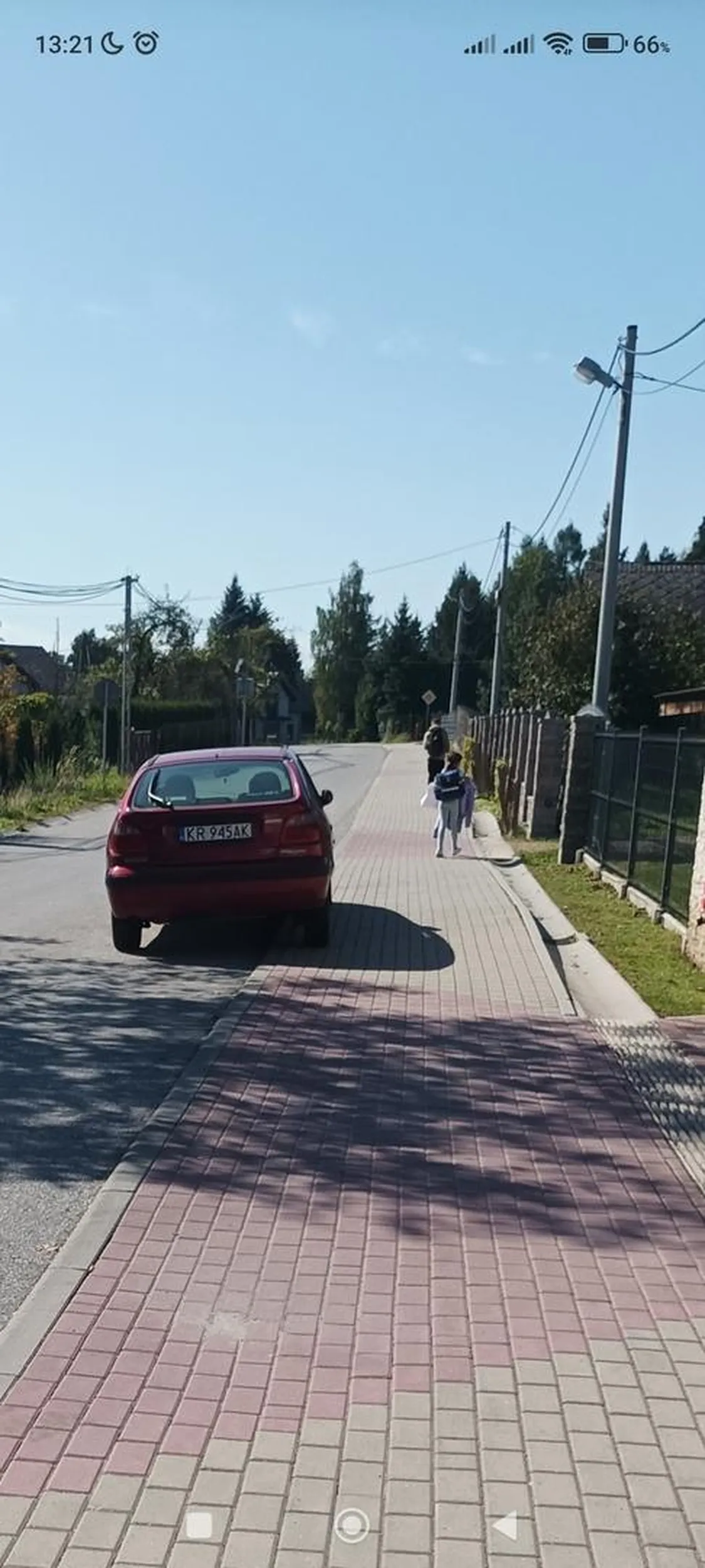Ten szrot, należący do kogoś, kto mieszka na osiedlu, stoi na chodniku kilka miesięcy w tym samym miejscu. Nie ma możliwości minięcia się dwóch samochodów na tej wąskiej drodze. Gość ewidentnie nie ma zamiaru zaparkować na parkingu należącego do osiedla. Chłopie pozbądź się tego gruza jak nim nie jeździsz