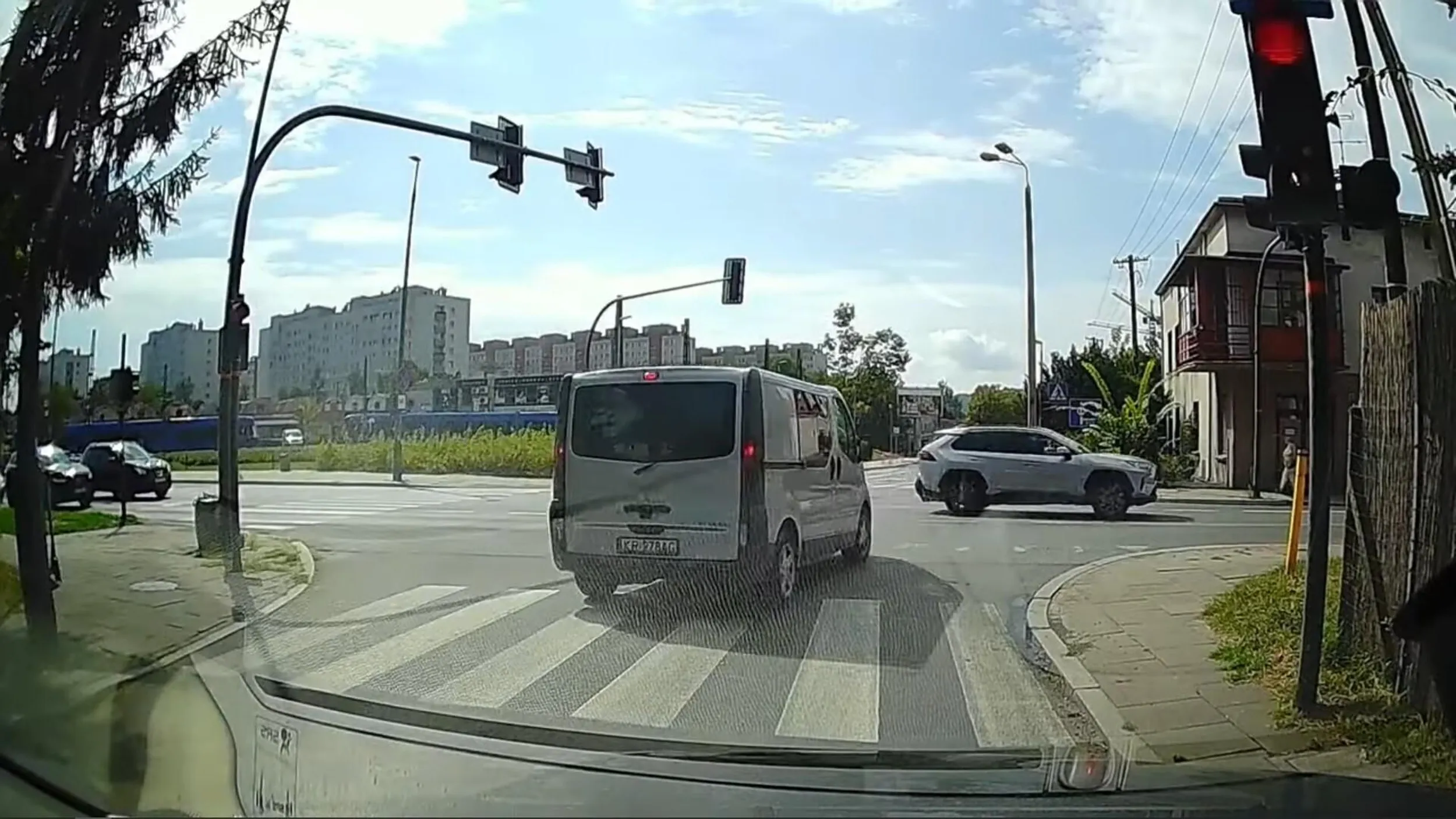 Chłop 19 sierpnia 2024 znowu zaistniał na video użytkownika wykopu. Akcja zaczyna się od 1:17. Omija nagrywającego zatrzymanego przed czerwony światłem. Kraków ul. Zielony Most. Autor nagrania w opisie informuje, że trąbił na niego bo się zatrzymywał przed sygnalizacją.