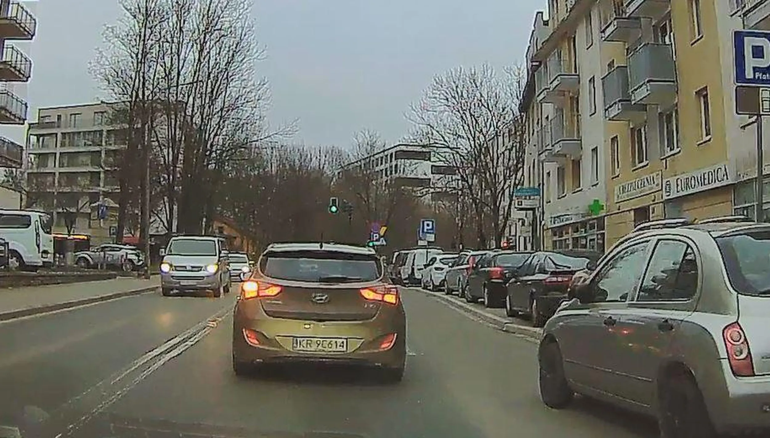 Dziadek nie potrafi utrzymać się w swoim pasie, a ktoś mu jeszcze dał dziecko do przewożenia.