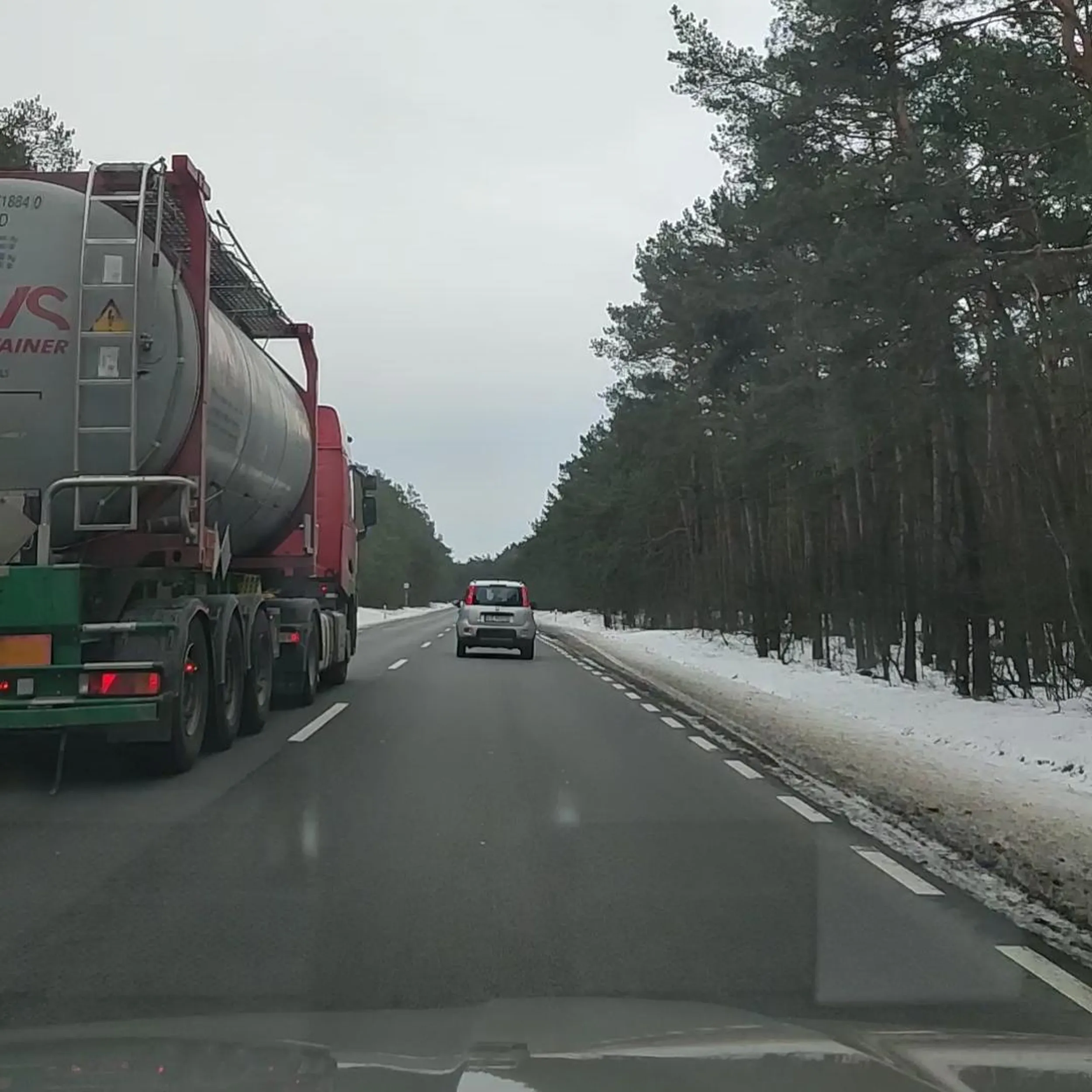 Co za gamoń i penis (jak rejestracja ?). Ciągnie się w lesie 50km/h gdzie jest 90 a gdy duży chce minąć to przyspiesza.