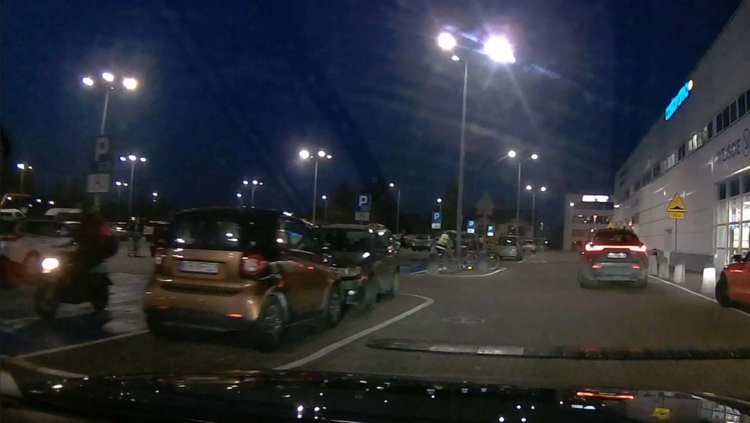 gamoń ma pustą połowę parkingu pod Castoramą, ale dupy się nie chce ruszyć i parkuje przy samym wejściu, na obszarze wyłączonym z ruchu