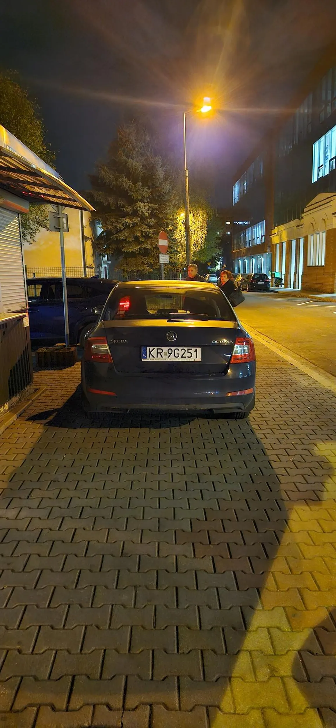 Parkowanie na chodniku, dobrze że do kiosku nie wjechał..