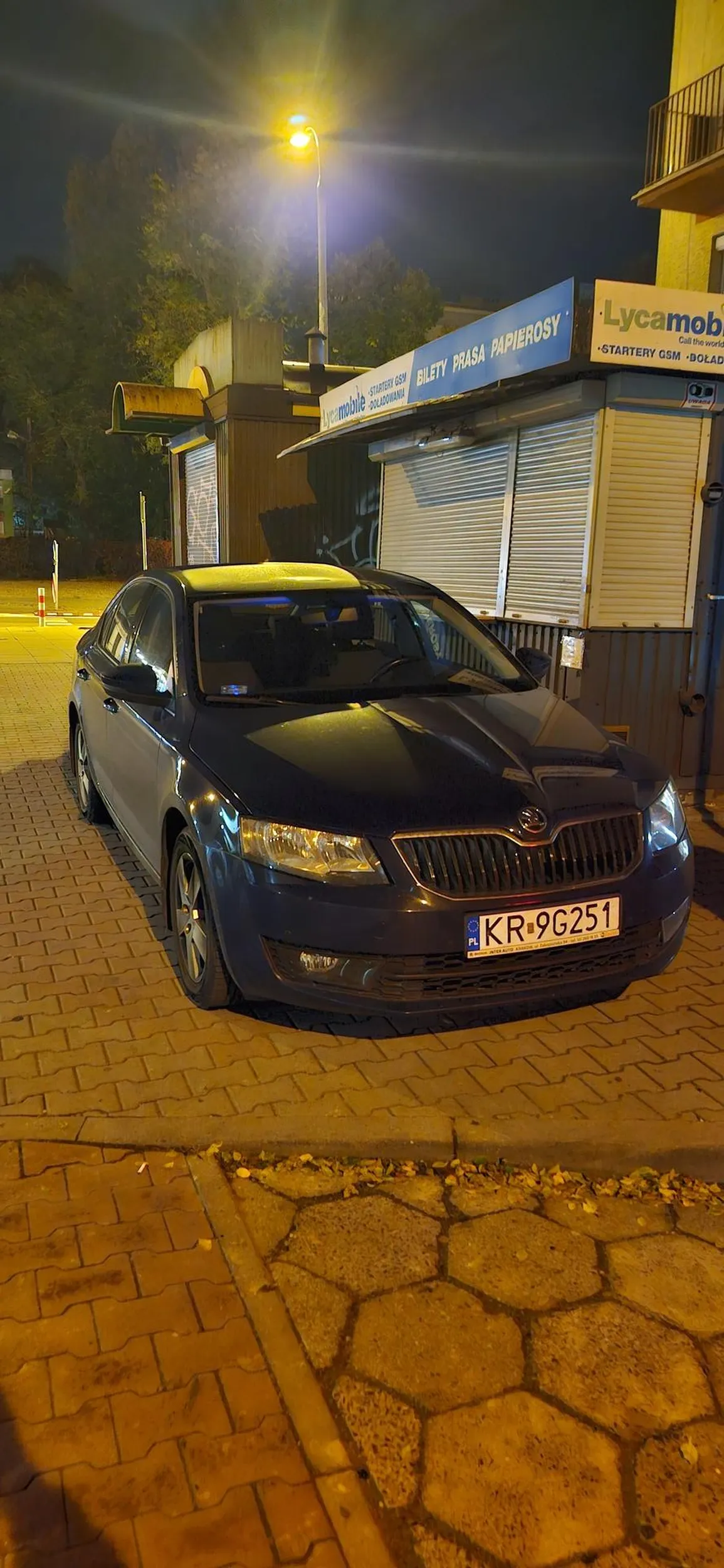 Parkowanie na chodniku, dobrze że do kiosku nie wjechał..