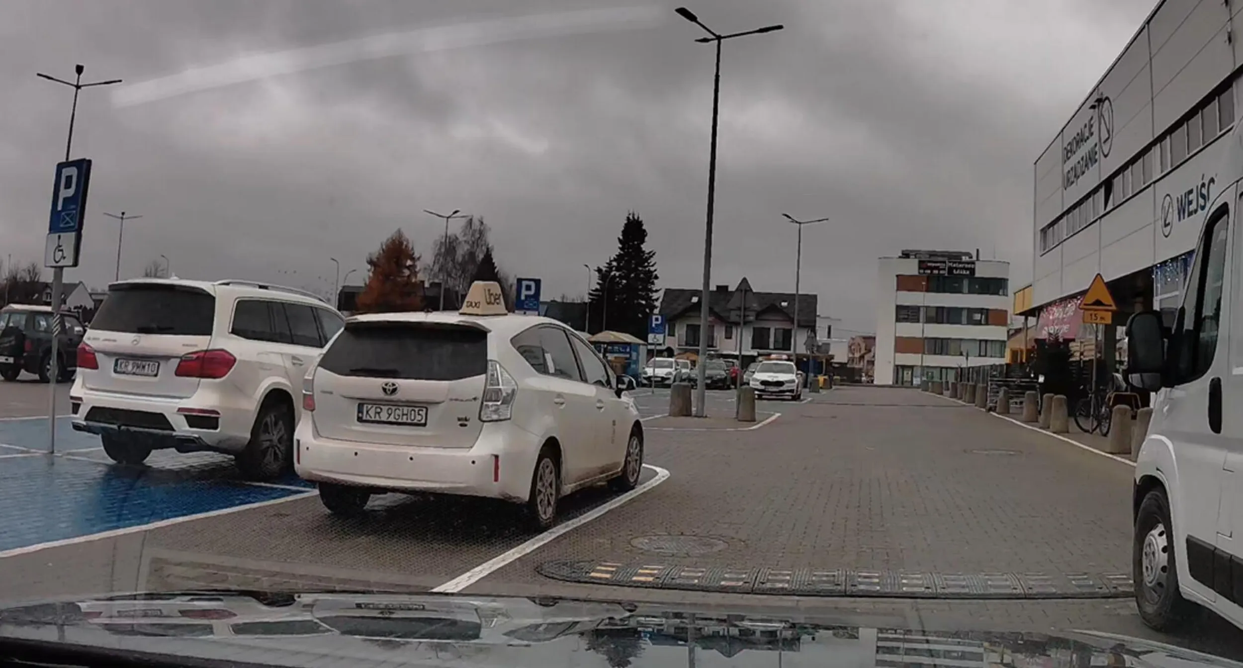 gamoniowi nie chce się dupy ruszyć 50 metrów, więc parkuje jak najbliżej wejścia do sklepu, na obszarze wyłączonym z ruchu