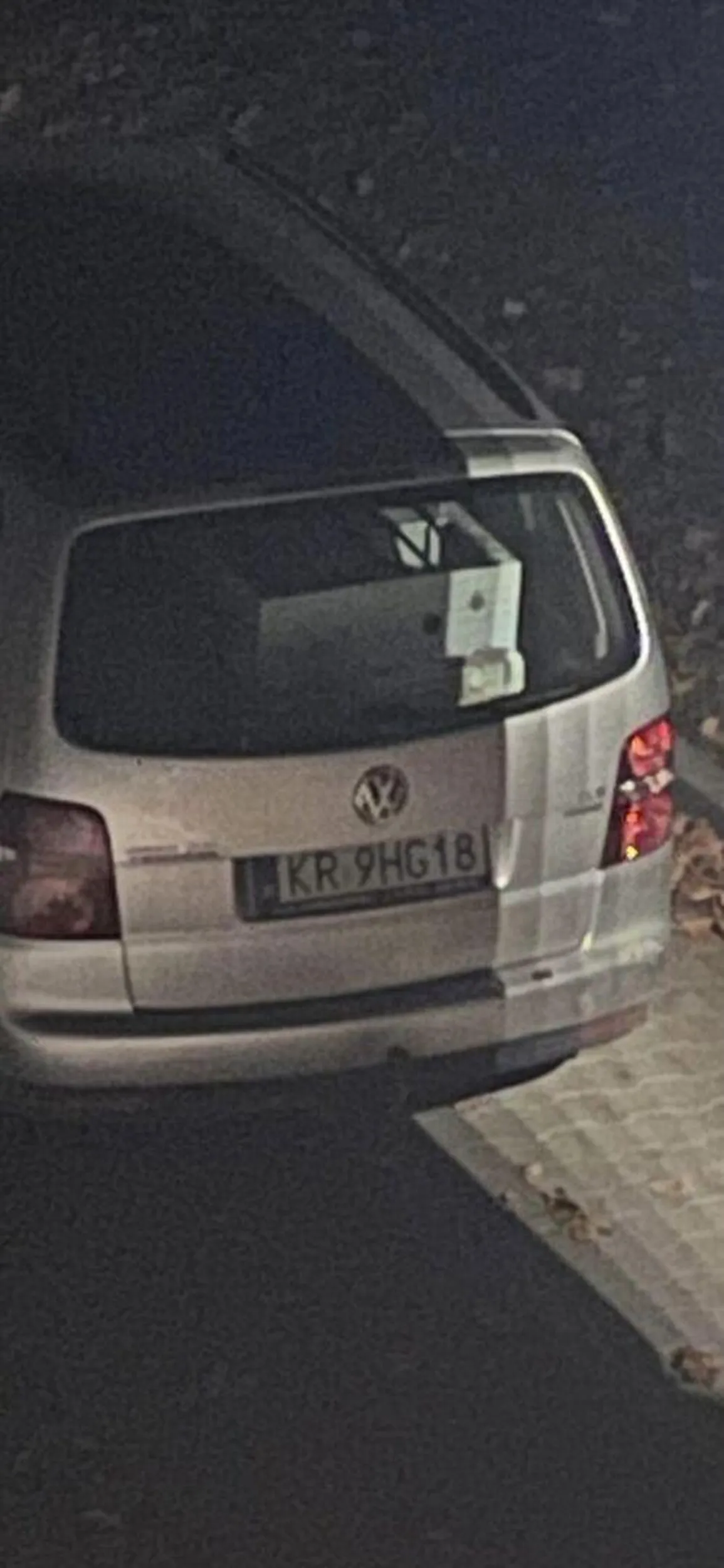 Blokuje prywatne oznaczone miejsca parkingowe.