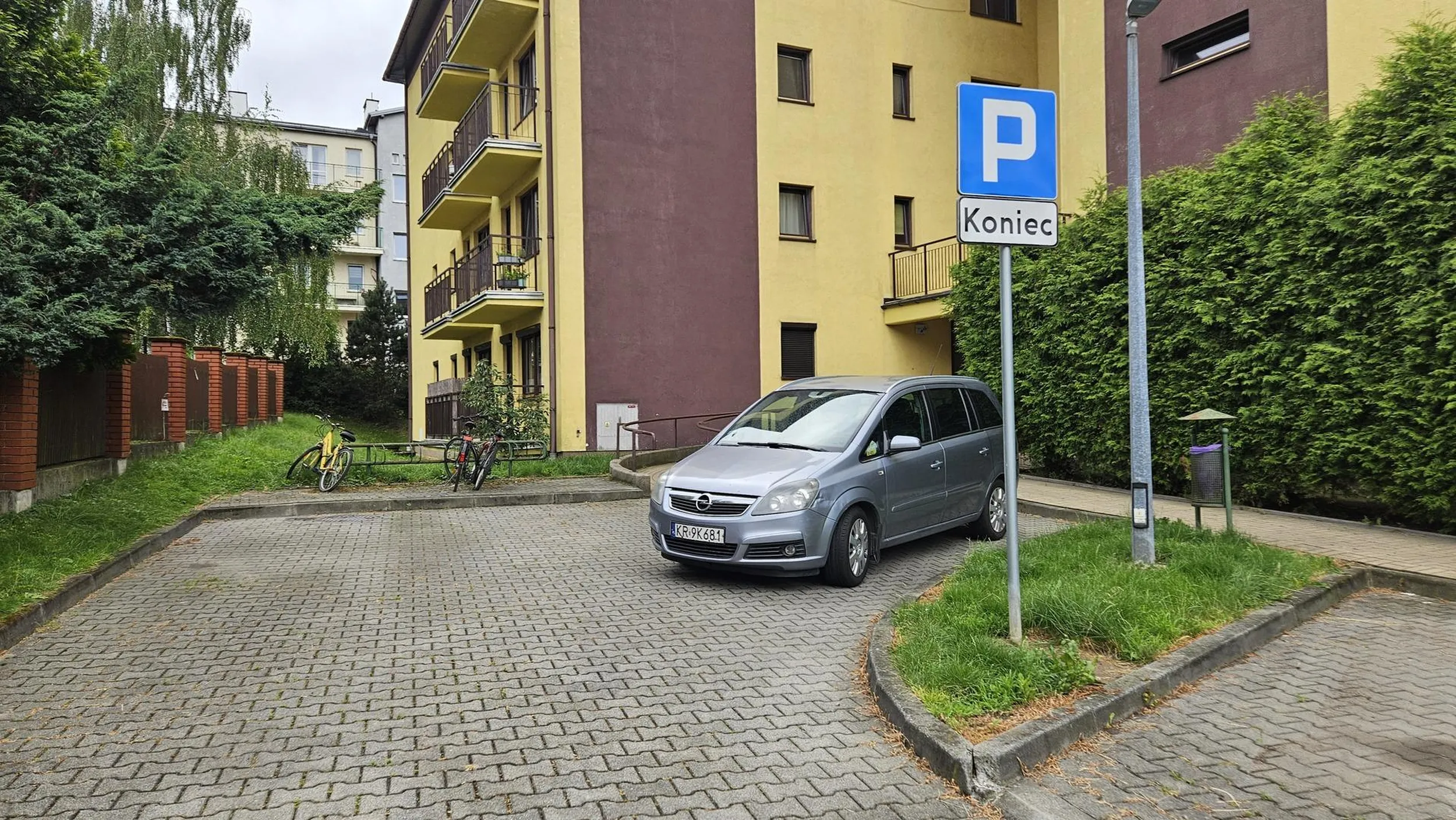 Kierowcy chyba znaki nie obowiązują... Niech zaparkuje tu jeszcze ktoś i nie będzie przejazdu przez rampę do klatki...