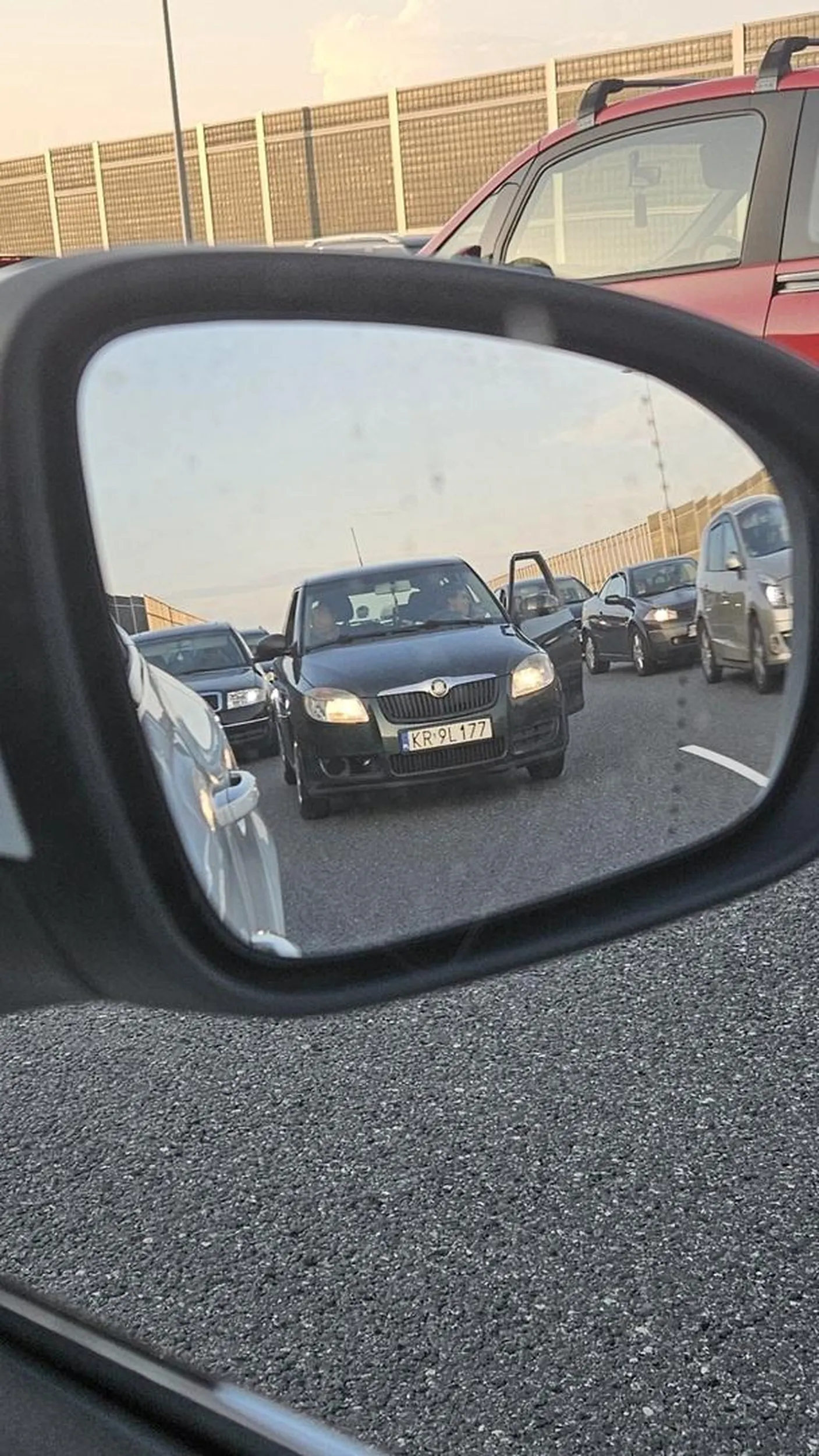 Wypaliło mózg- korek na autostradzie, co chwile toczymy się do przodu, a ja jadę sroðkiem, otwieram drzwi i palę fajkę...