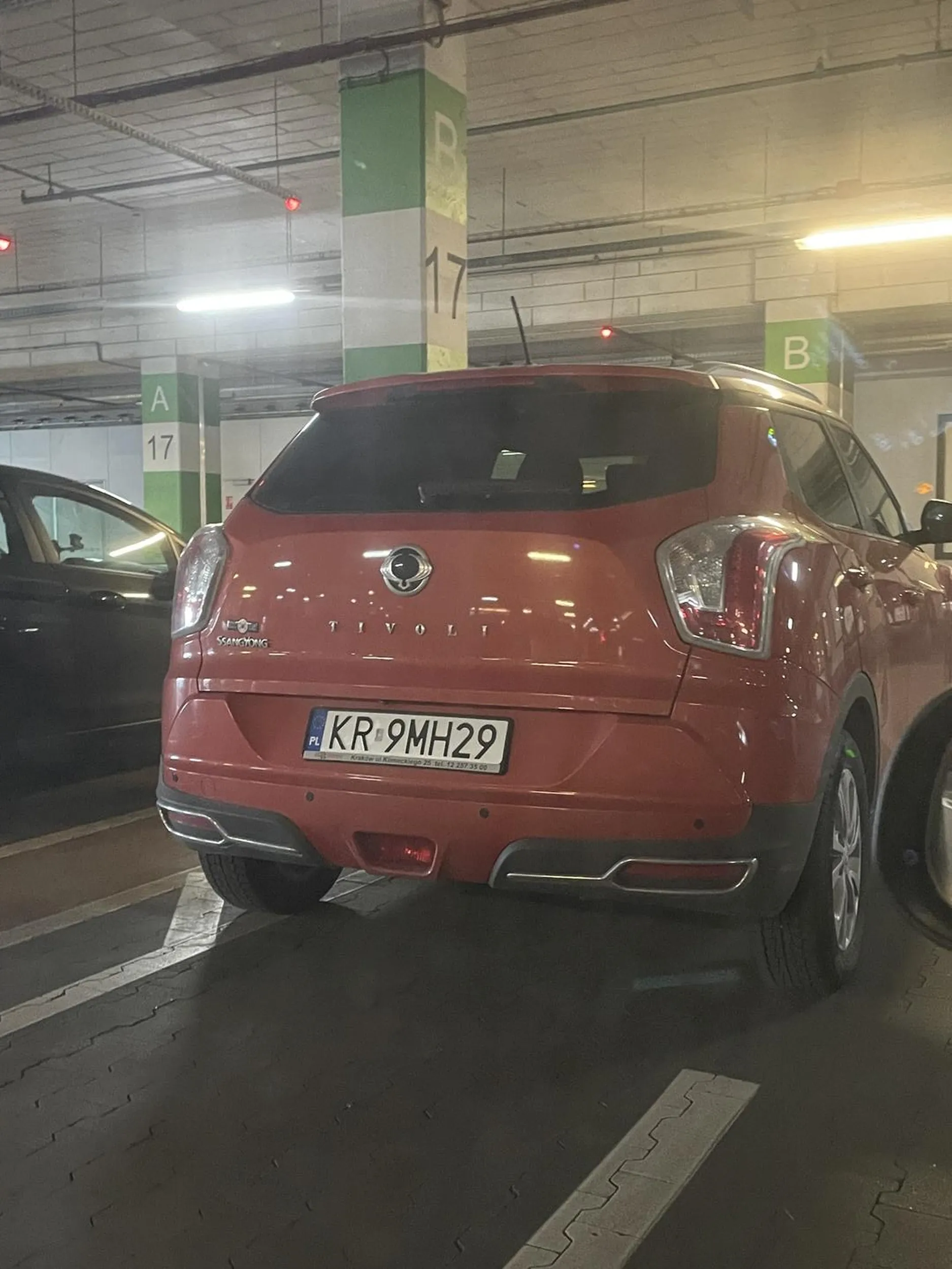 Wypadałoby się cofnąć na kurs parkowania ewentualnie kupić okulary bo stawanie autem na wyjeździe jest mocnym żartem. Ale tak to jest jak się prawko znajduje w czipsach