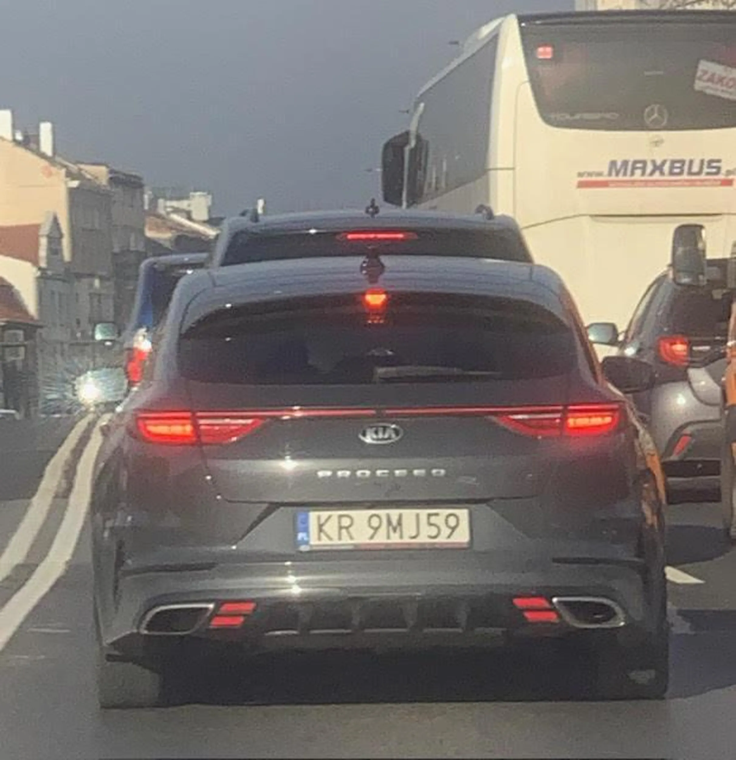 Ostrzegam przed tym kierującym - wykazuje się dużą agresją drogową, pokazuje środkowy palec innym kierującym i bardzo mu się spieszy. Wcześniej czy później skończy się to źle, oby nie było osób poszkodowanych.