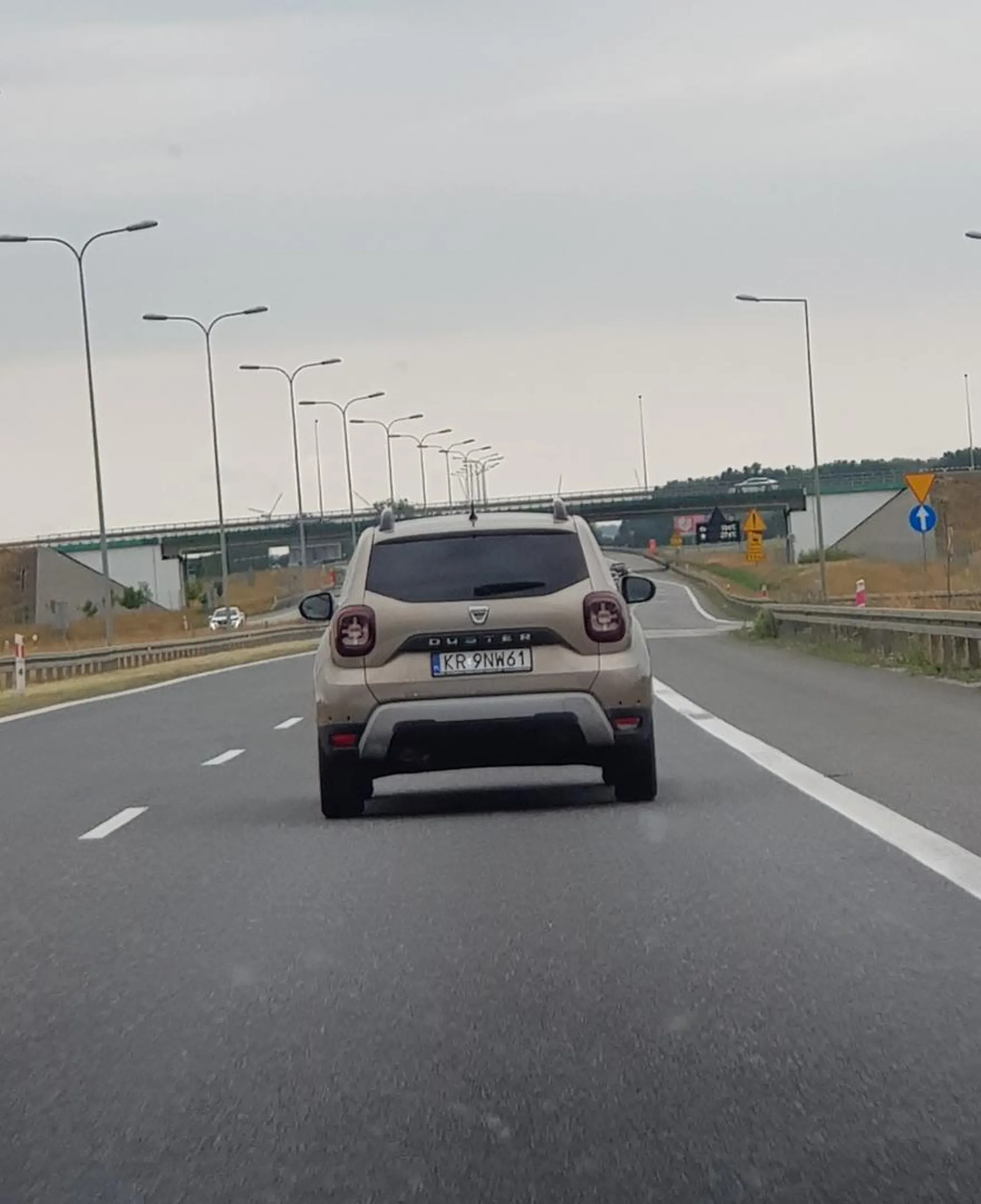 Wyprzedza a następnie hamuje jakby chciał spowodować wypadek, hamowanie do 0 i natychmiast ucieka. Samochód to nie zabawka, polecam przebadać człowieka.