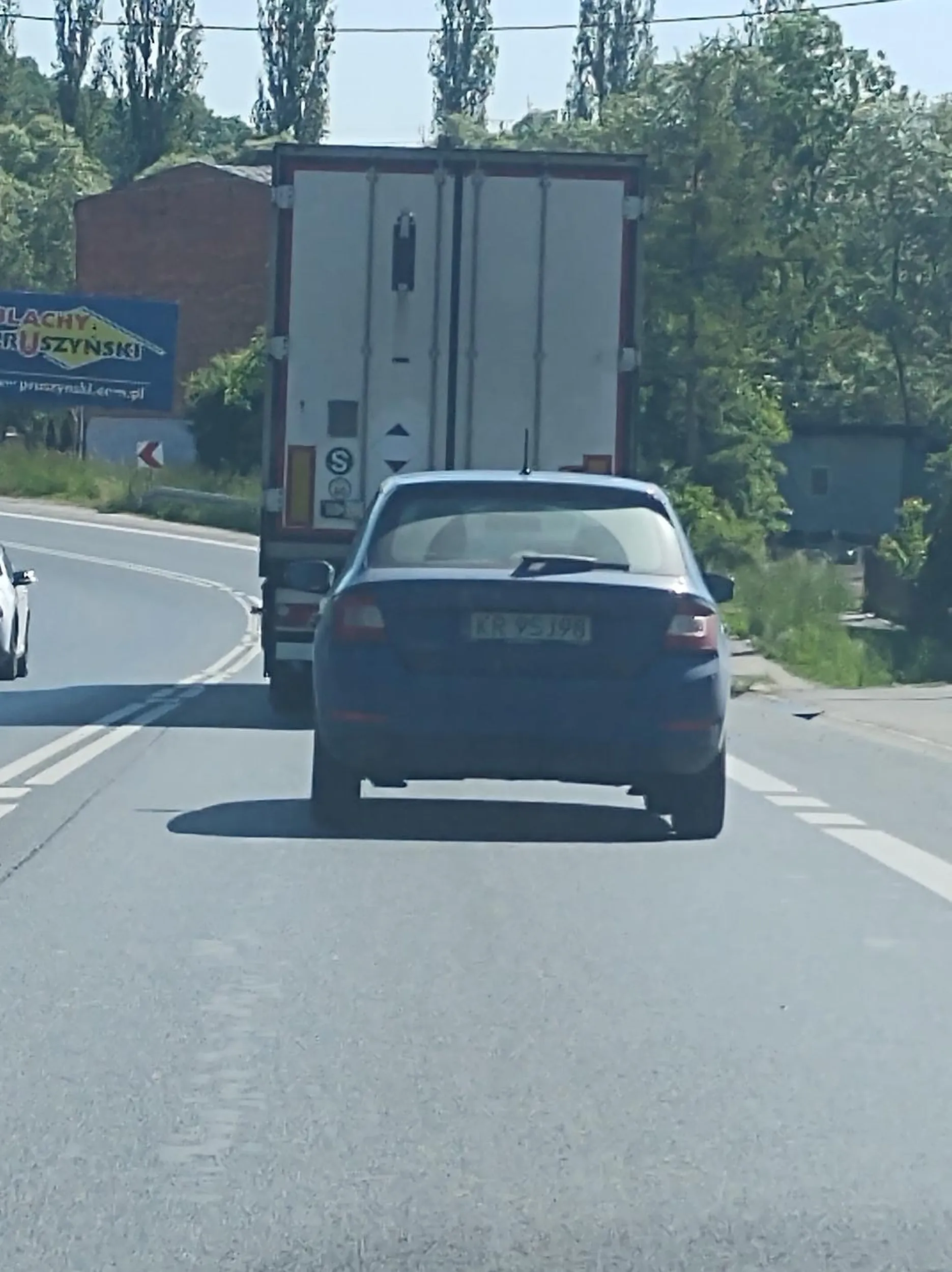 Przed słomnikami wyprzedzał samochody na czołówkę z busem pełnym ludzi którzy jechali do Krakowa jakieś szaleniec ledwo się zmieścił. Ryzykował życie innych ludzi pojeb. Wyprzedził a potem jechał za tirem