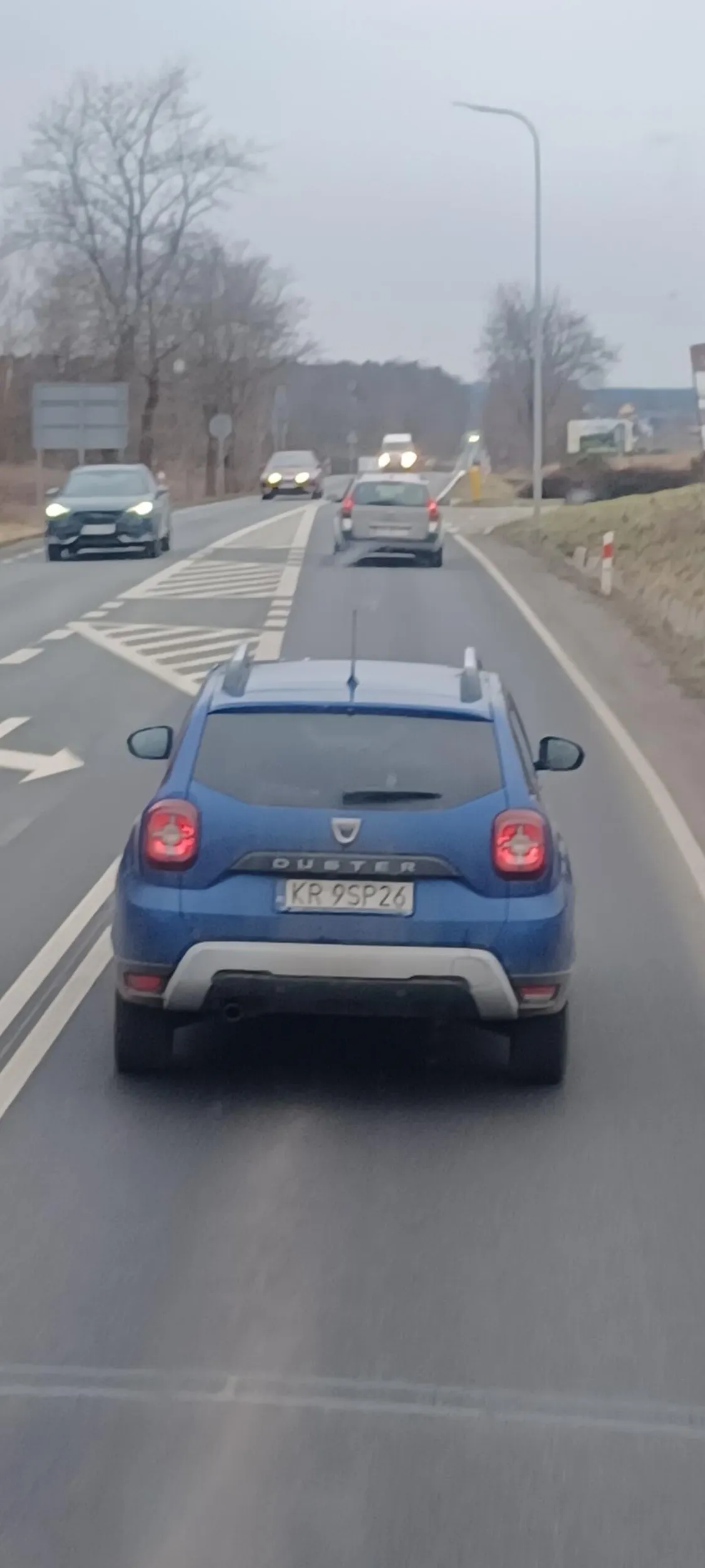 Kierowca powodował zgarożenie na drodze celowo spowalniając pojazd ciężarowy za sobą. Do zdarzenia doszło dnia 03.02.2024 około godziny 10. Apeluje do wsyzstkich kierowców poruszających się po Małopolskich drogach aby w miarę możliwości wykońać manewr wyprzedzenia za tym kierowcą. Jeśli jednak jest to niemożliwe proszę zachować odstęp i uważać ponieważ prędkość kierowcy jest wolniejsza od pieszych.