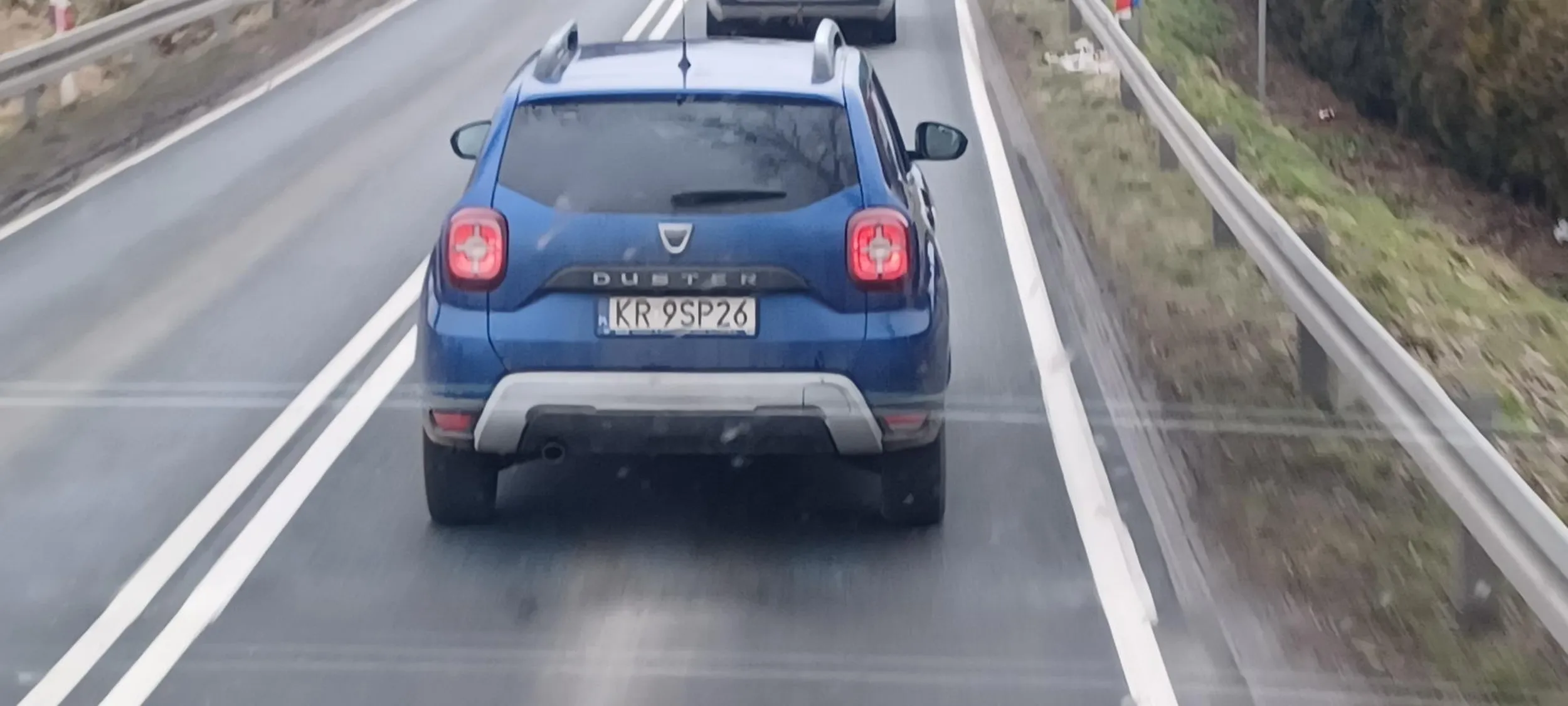 Kierowca powodował zgarożenie na drodze celowo spowalniając pojazd ciężarowy za sobą. Do zdarzenia doszło dnia 03.02.2024 około godziny 10. Apeluje do wsyzstkich kierowców poruszających się po Małopolskich drogach aby w miarę możliwości wykońać manewr wyprzedzenia za tym kierowcą. Jeśli jednak jest to niemożliwe proszę zachować odstęp i uważać ponieważ prędkość kierowcy jest wolniejsza od pieszych.