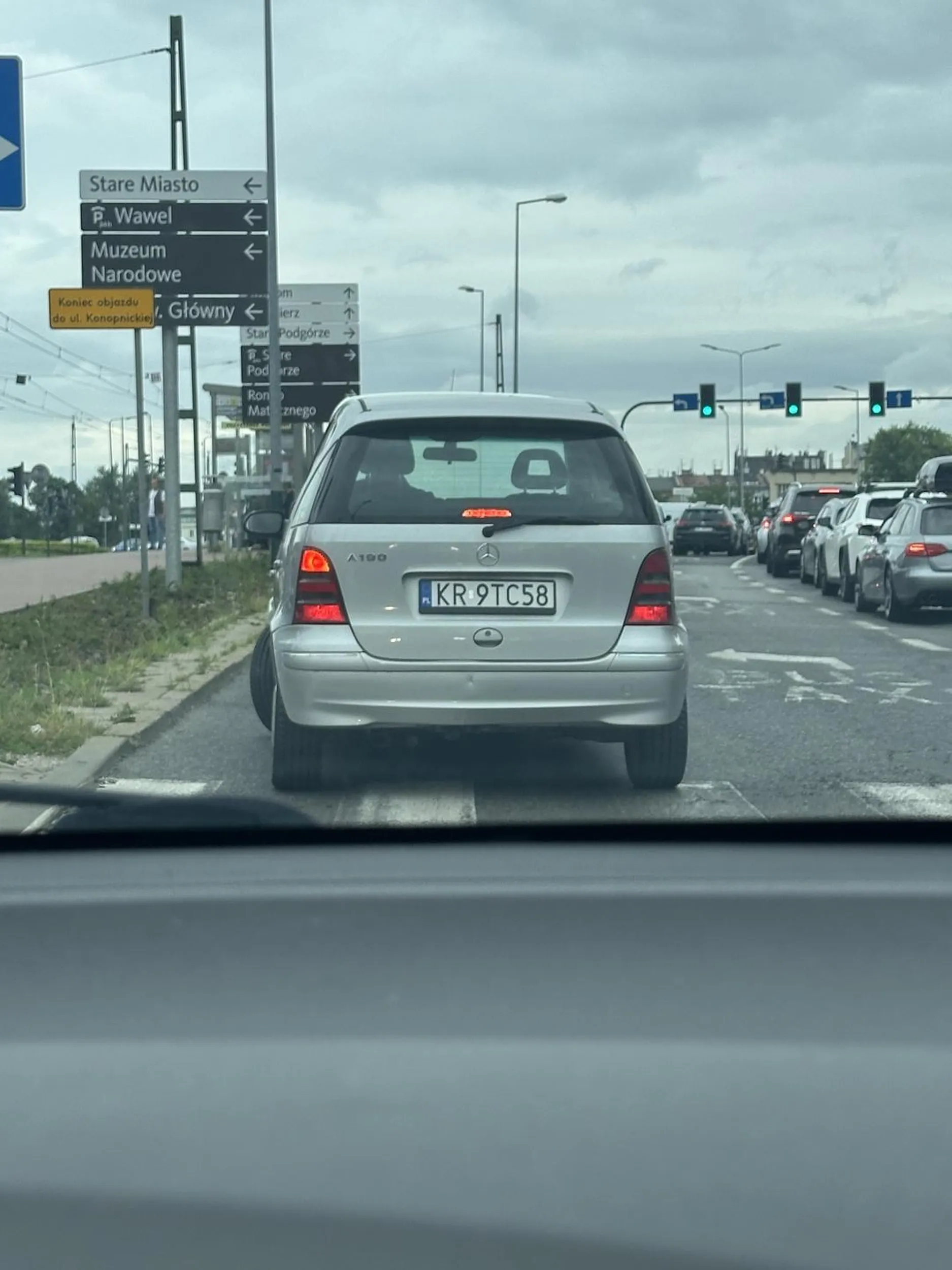 Brak kultury, wpycha się na przejściu dla pieszych i pośpiesza starszą Panią która ma cały czas zielone ciekawe czy na starość też tak będziesz zapierdalał po pasach