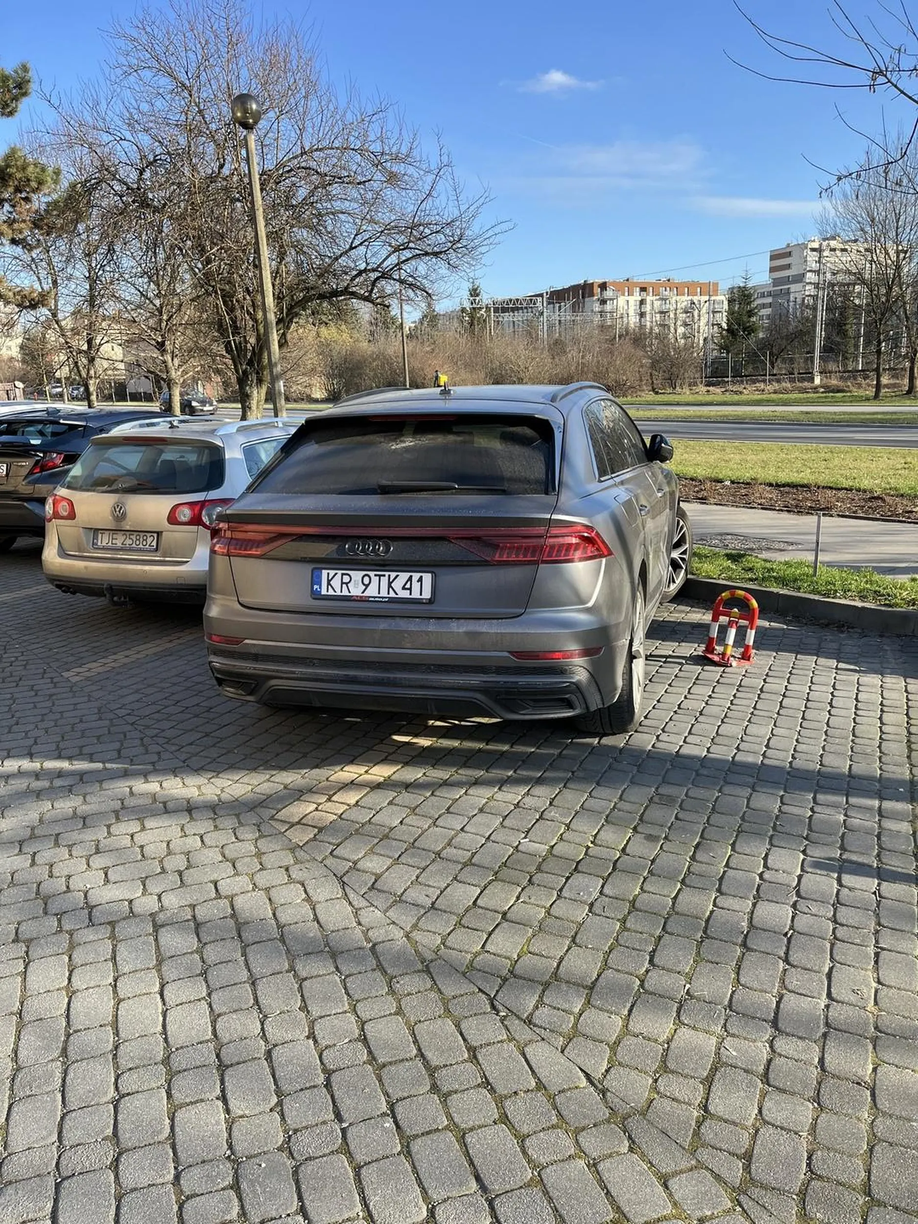 Dobrym parkowaniem kierowca nie grzeszy