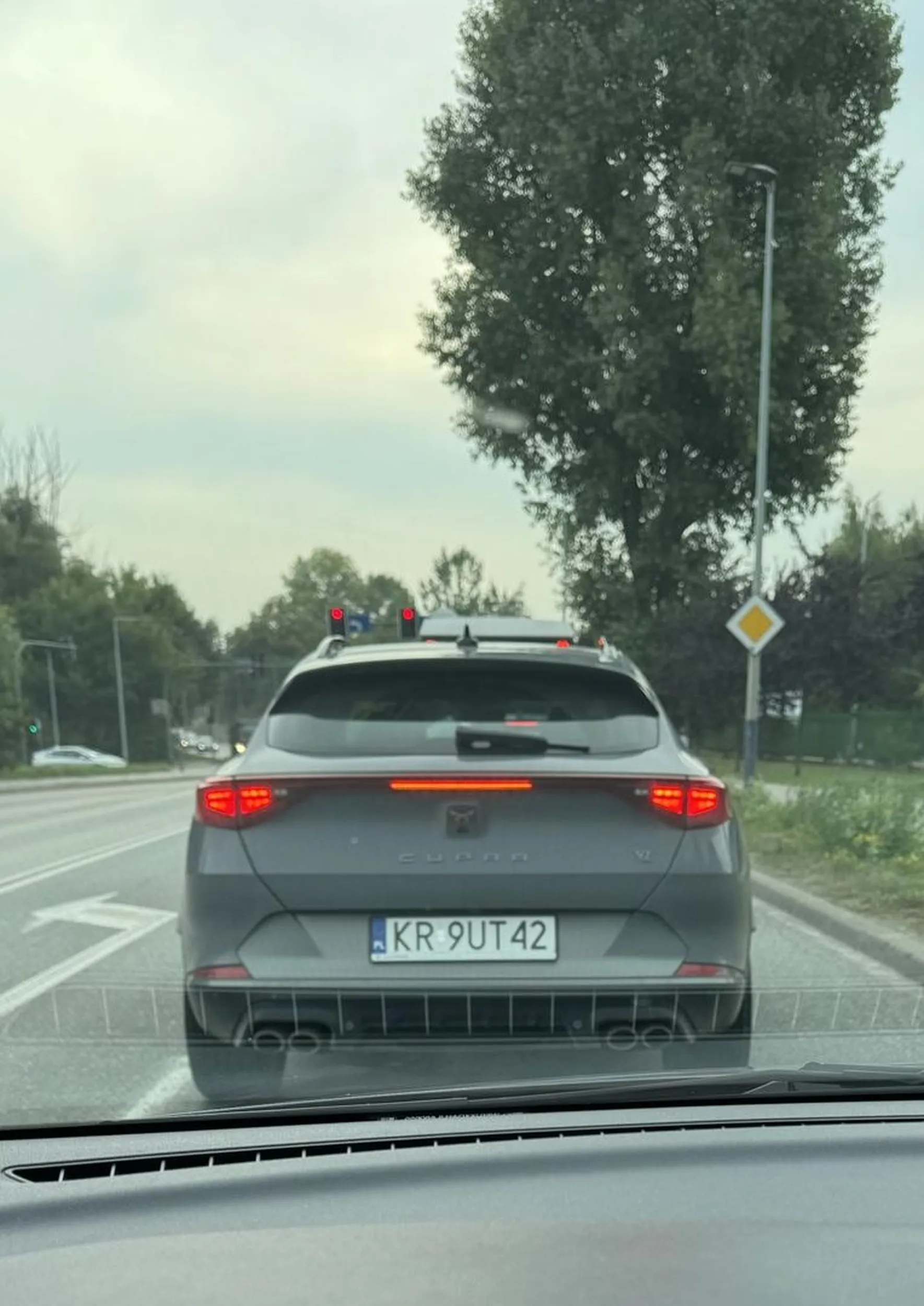 Kraków Okulickiego. Bardzo niebezpieczna jazda, wyprzedza wymuszając hamowanie aut na tym samym pasie i w przeciwnym kierunku, przy dużym ruchu gdzie taki manewr nic nie daje bo za 200 m jest czerwone światło… potem próbuje z lewej strony wyprzedzić autobus skręcający właśnie w lewo, o mały włos nie doszło do tragedii, masakra