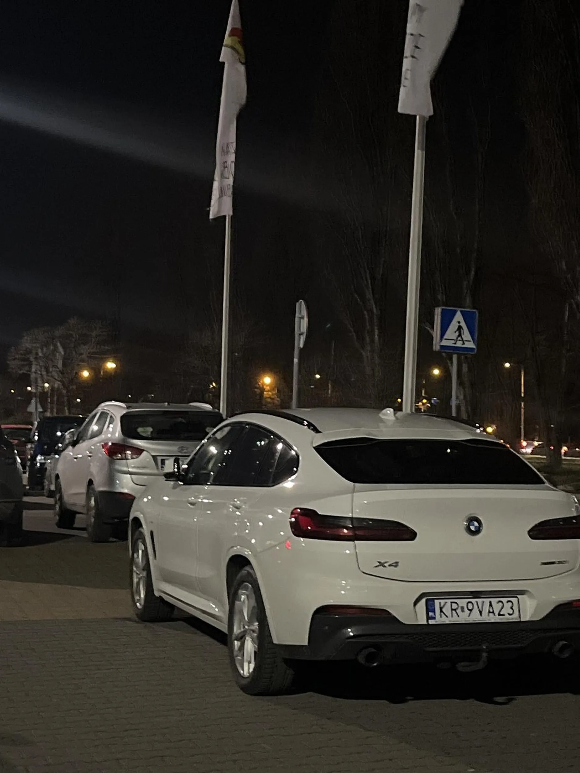 Piękne parkowanie pod M1 uniemożliwiające wyjazd innym w dodatku zastawiając prawie połowę miejsca wyznaczonego dla pieszych